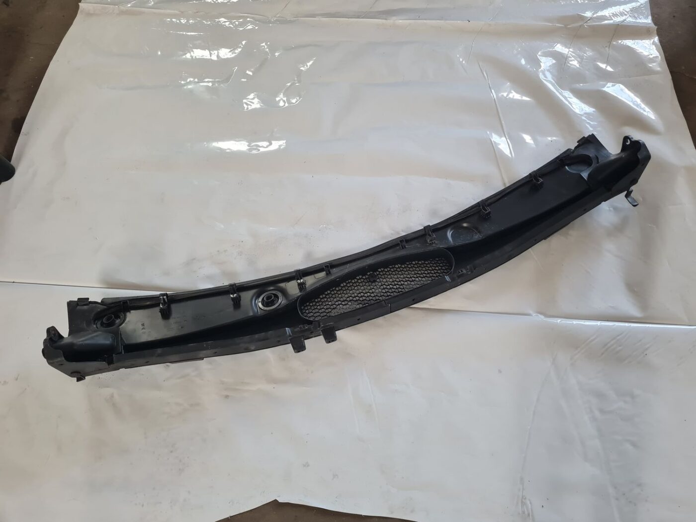 Vējstikla uzlikas (deflektora) režģis priekš CITROEN BERLINGO 2014