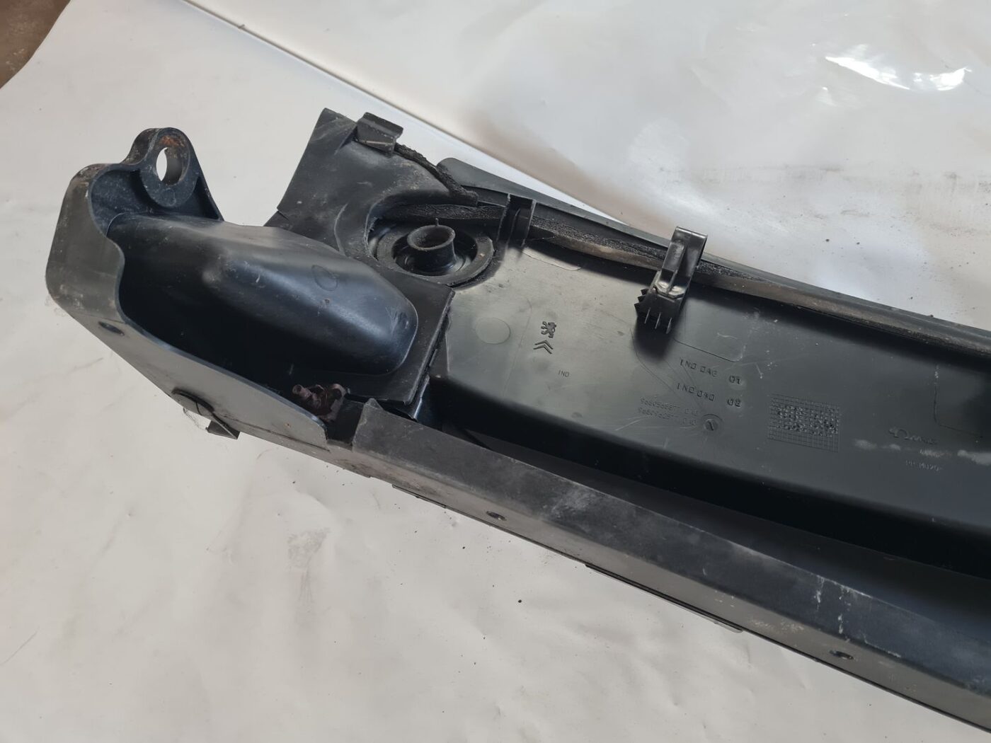 Vējstikla uzlikas (deflektora) režģis priekš CITROEN BERLINGO 2014