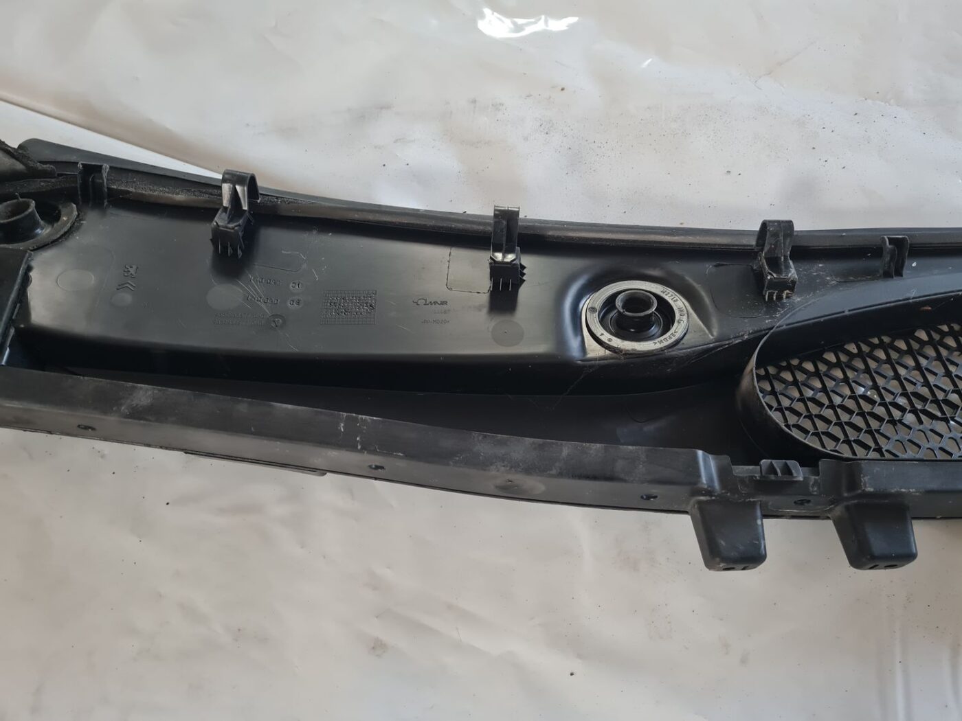 Vējstikla uzlikas (deflektora) režģis priekš CITROEN BERLINGO 2014