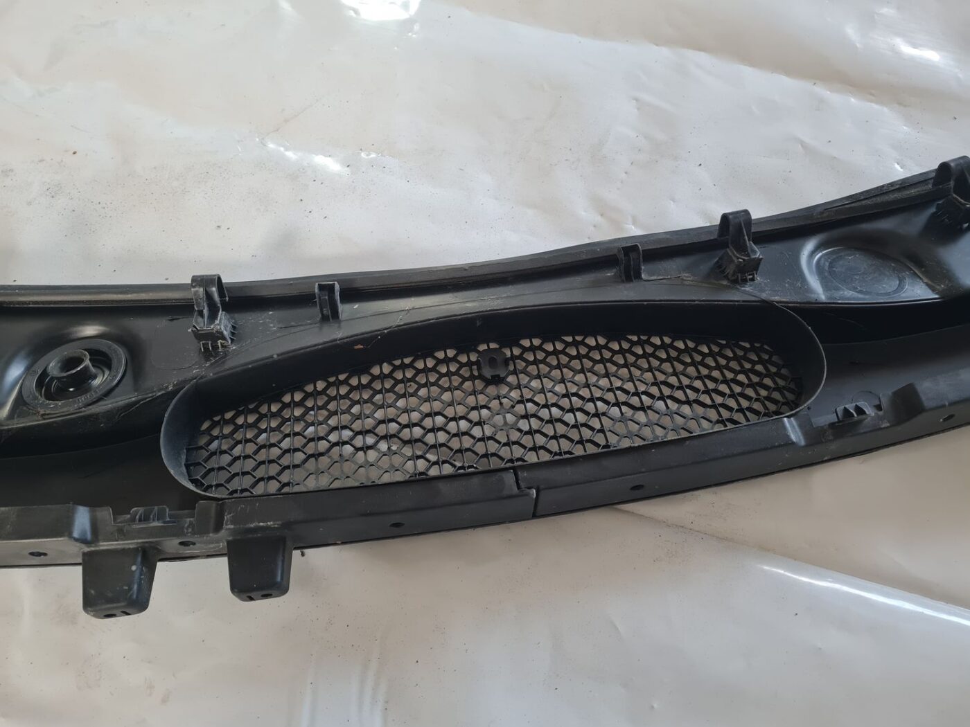 Vējstikla uzlikas (deflektora) režģis priekš CITROEN BERLINGO 2014