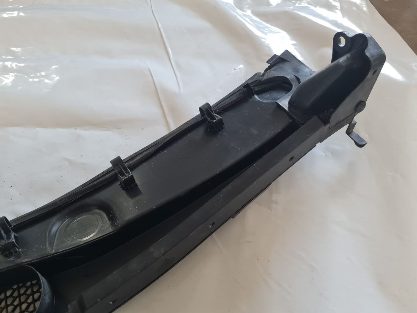 Vējstikla uzlikas (deflektora) režģis priekš CITROEN BERLINGO 2014