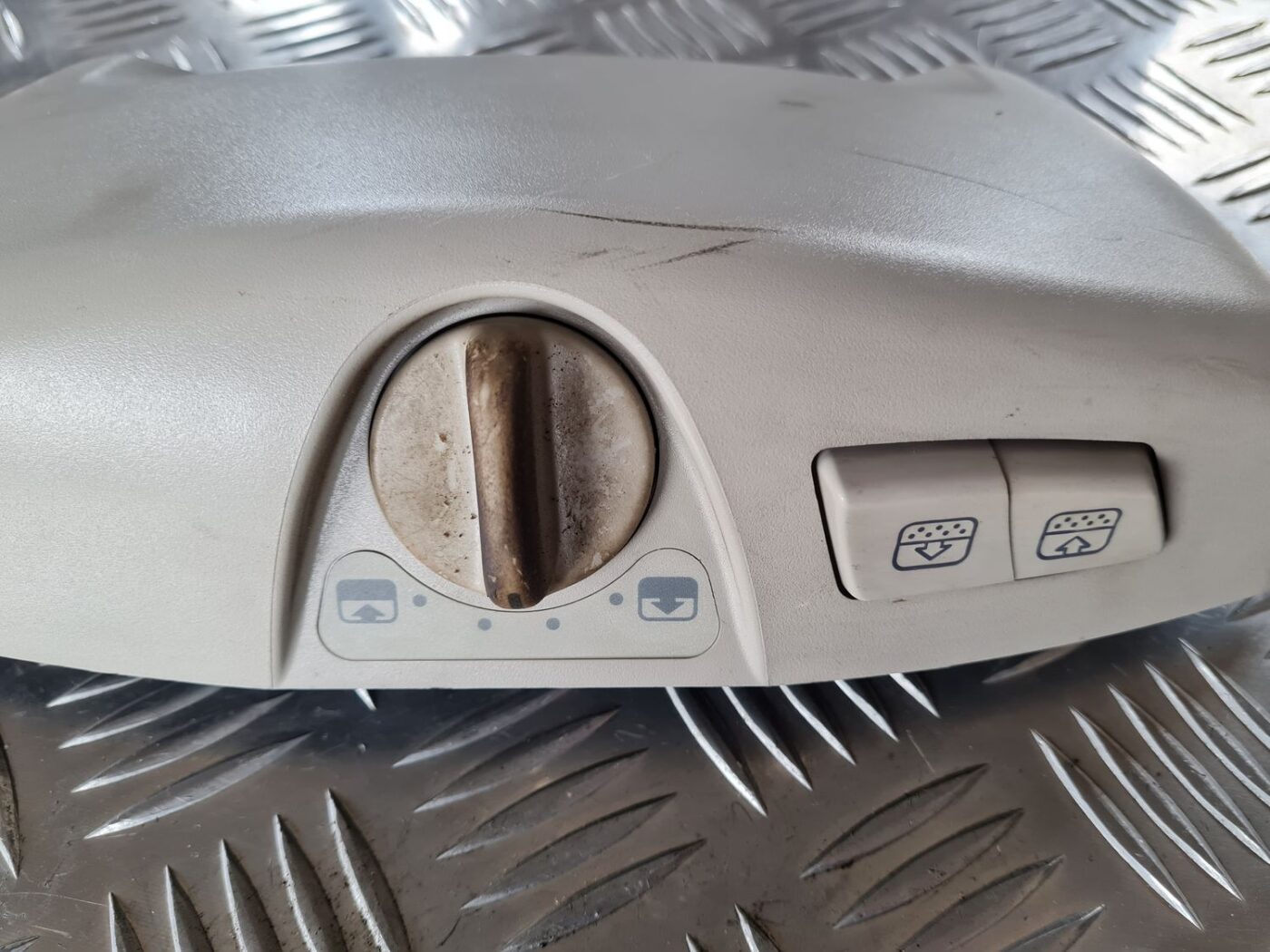 Jumta lūkas atvēršanas poga/rokturis/slēdzis priekš FIAT STILO 2003