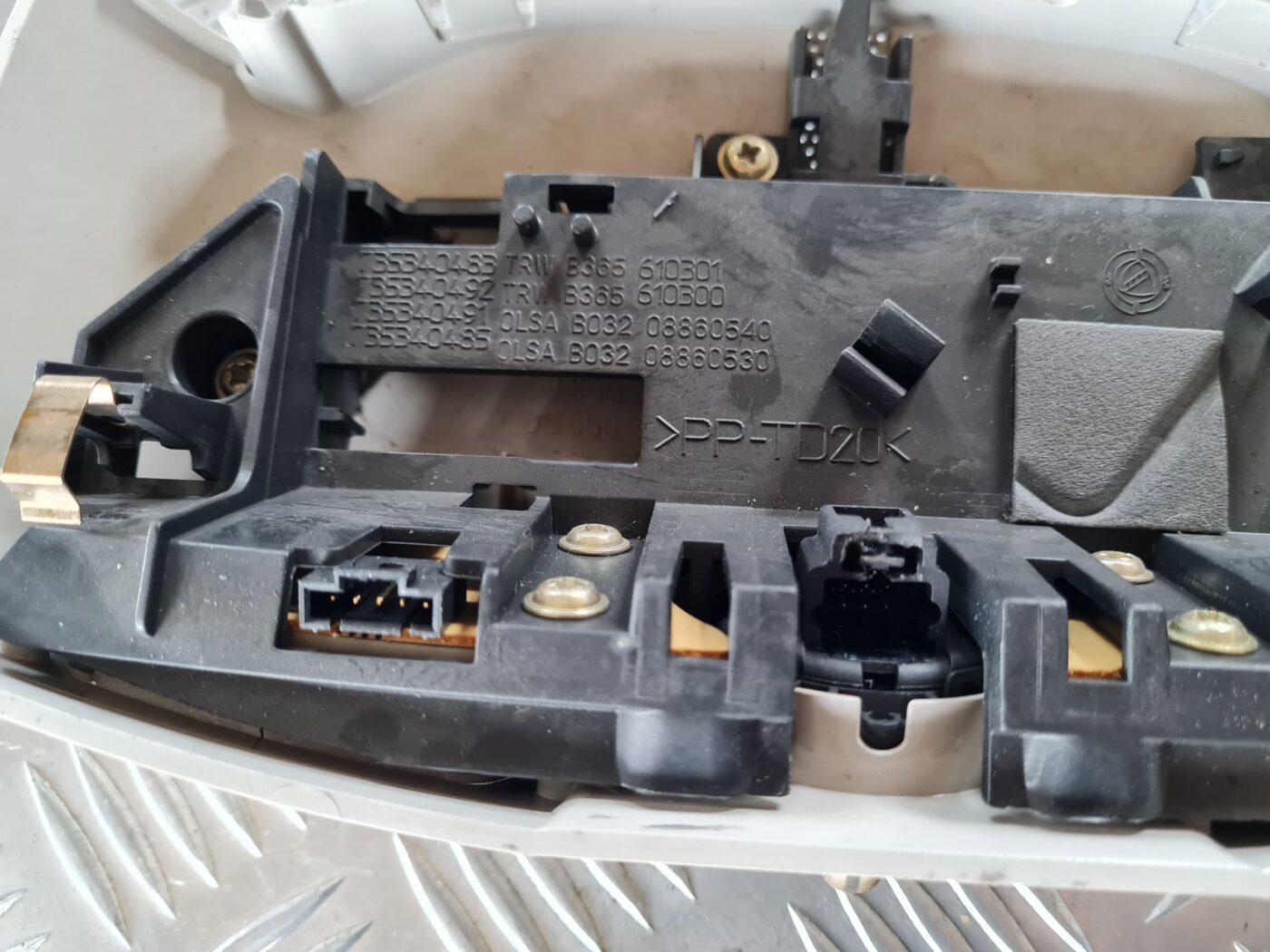 Jumta lūkas atvēršanas poga/rokturis/slēdzis priekš FIAT STILO 2003