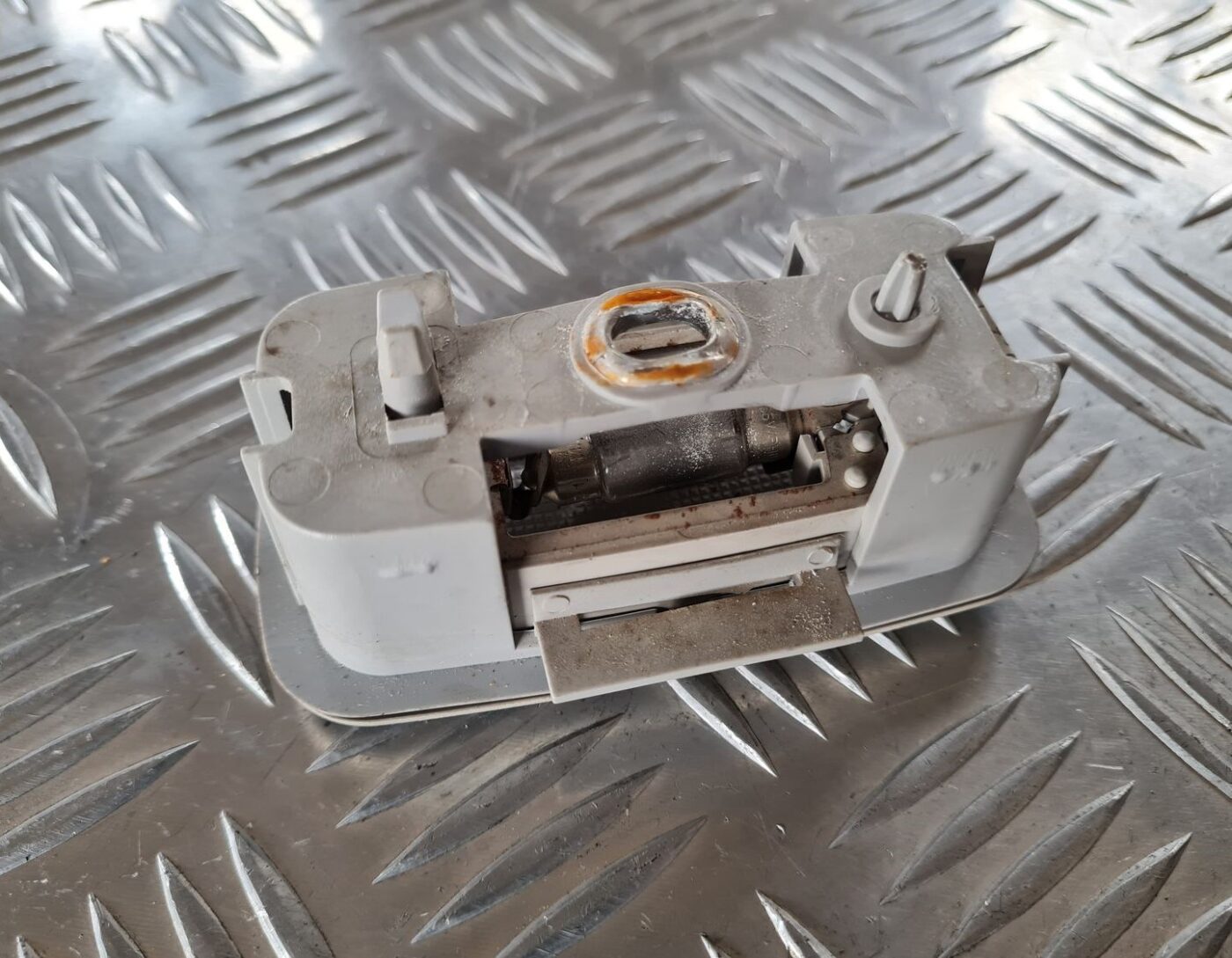 Aizmugurējo sēdvietu apgaismojums priekš FIAT STILO 2003 4 Aizmugurējo sēdvietu apgaismojums priekš FIAT STILO 2003