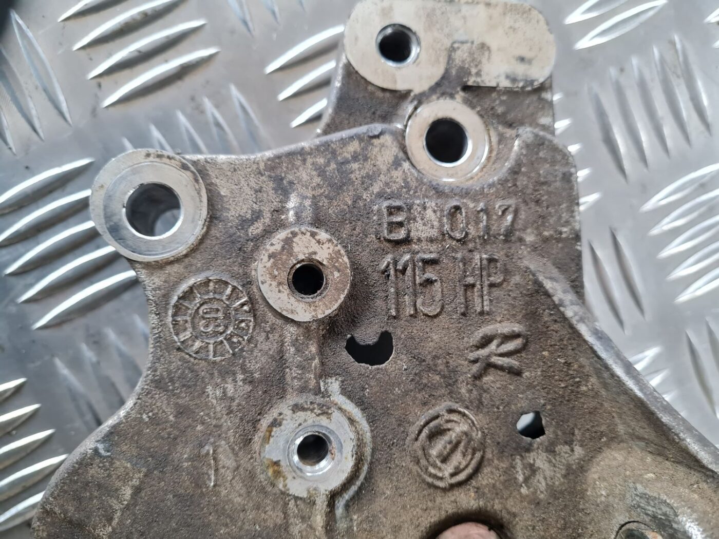 Priekšējas pusasses kronšteins priekš FIAT STILO 2003 4 Priekšējas pusasses kronšteins priekš FIAT STILO 2003