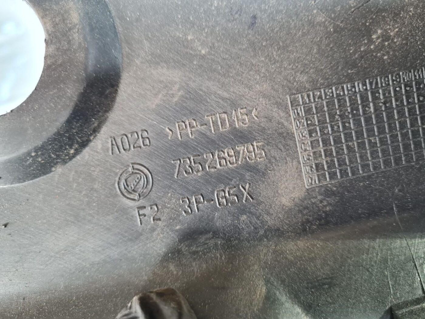 Mērinstrumentu paneļa sānu apdare priekš FIAT STILO 2003