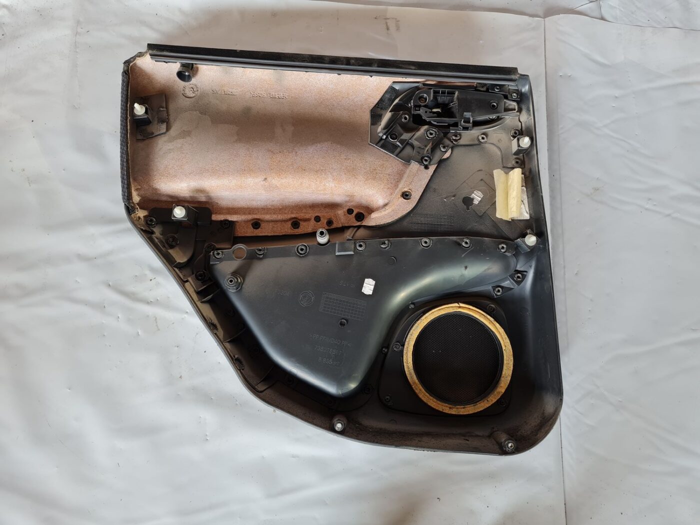 Aizmugurējo labo durvju apdare priekš FIAT STILO 2003 4 Aizmugurējo labo durvju apdare priekš FIAT STILO 2003