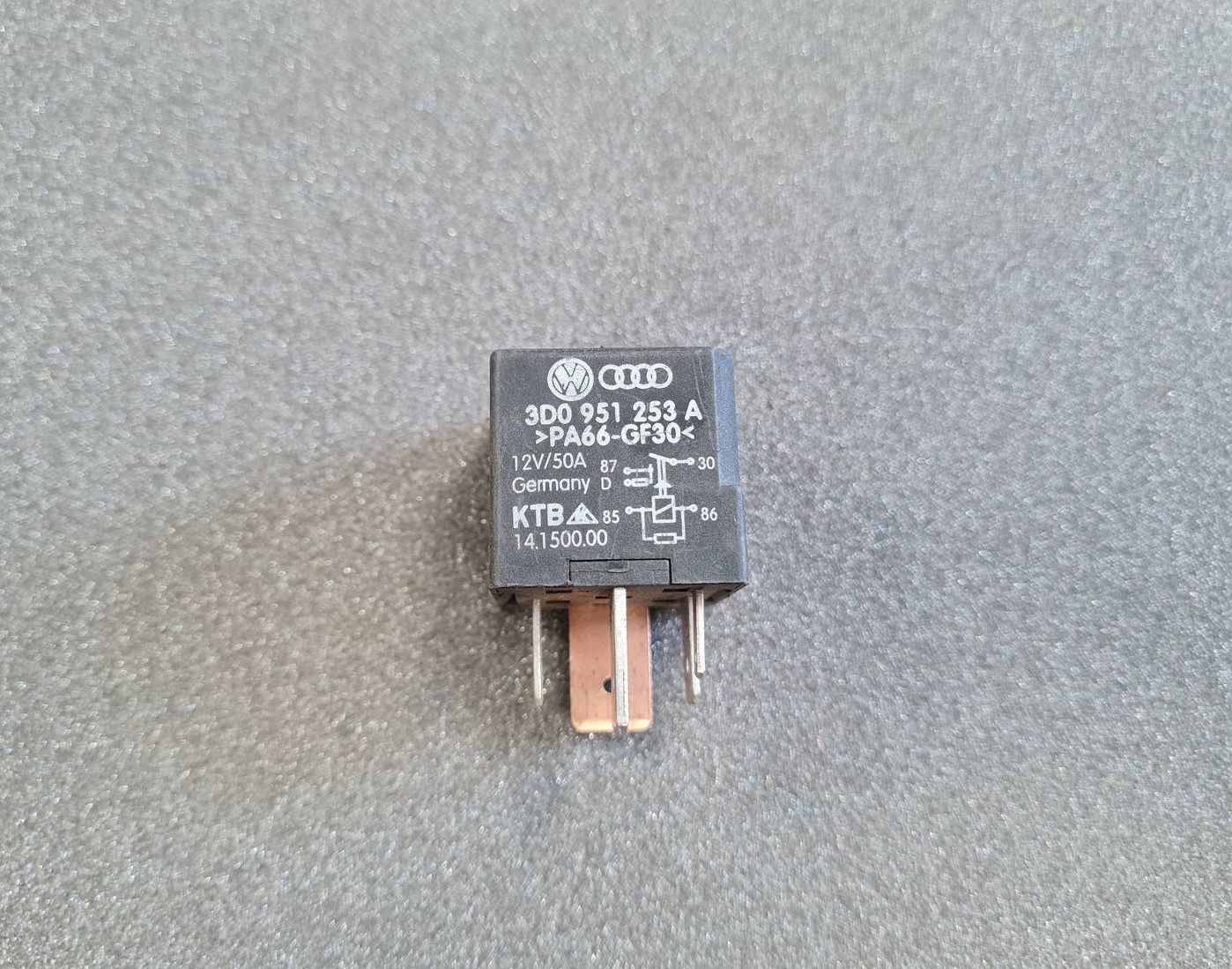 Drošinātāju releja priekš AUDI 1 Drošinātāju releja priekš AUDI