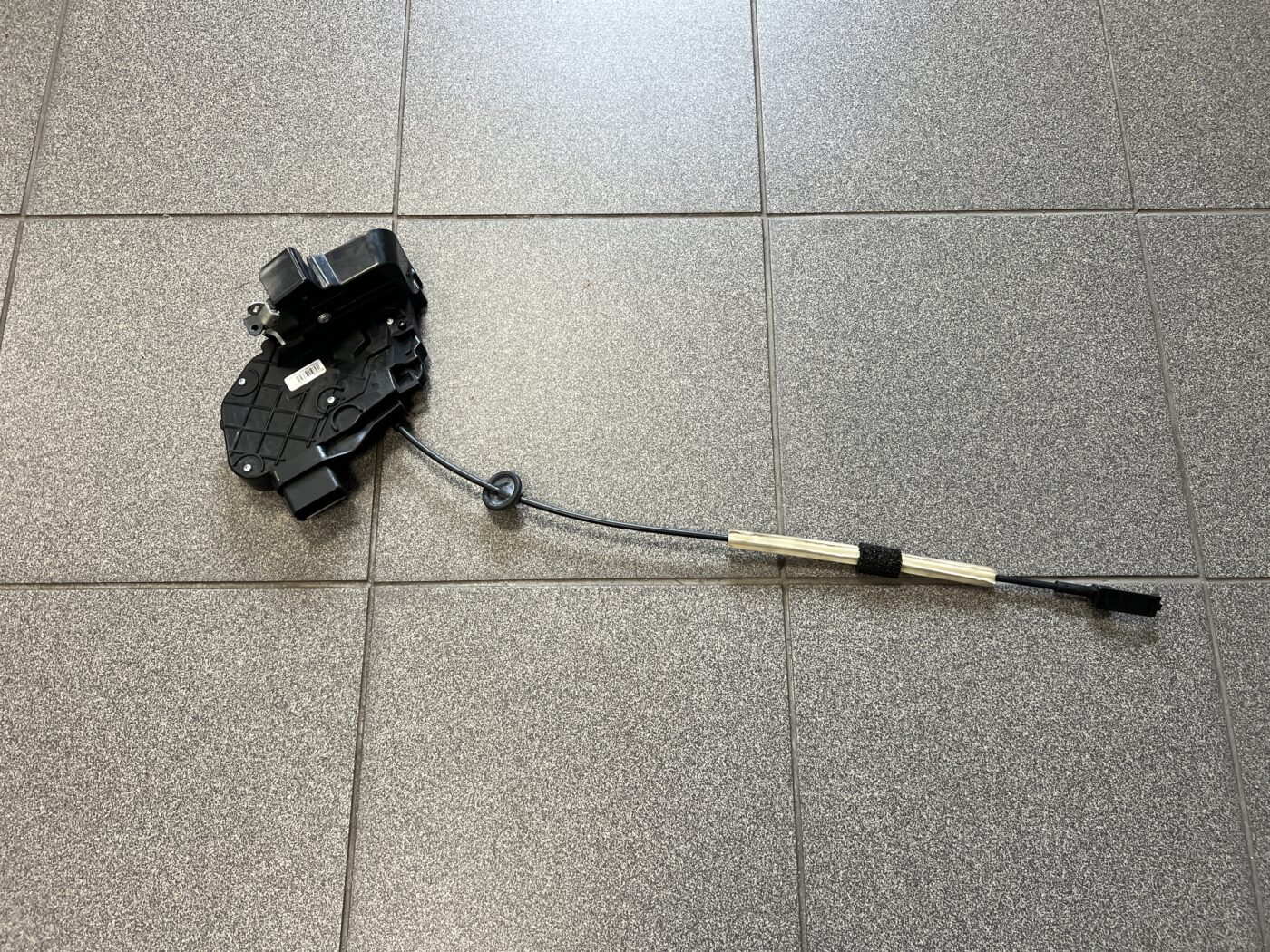 Priekšējo labo durvju slēdzene priekš VOLVO XC60 2009