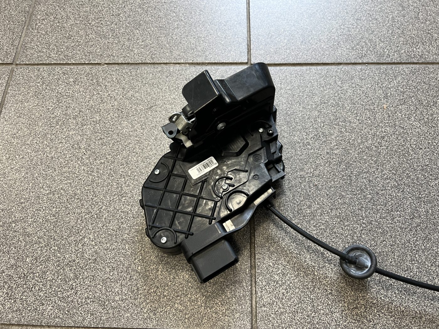 Priekšējo labo durvju slēdzene priekš VOLVO XC60 2009