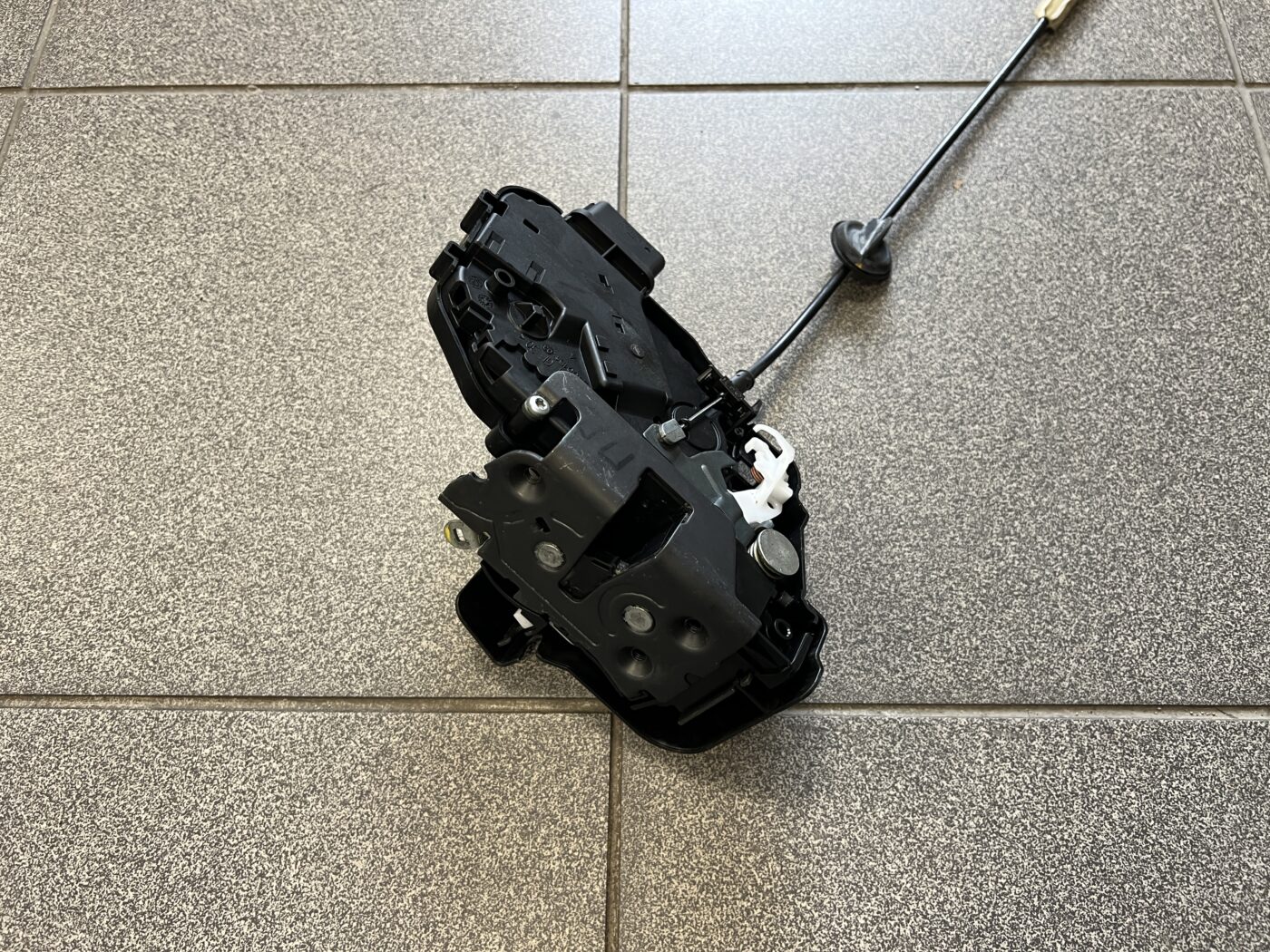 Priekšējo labo durvju slēdzene priekš VOLVO XC60 2009