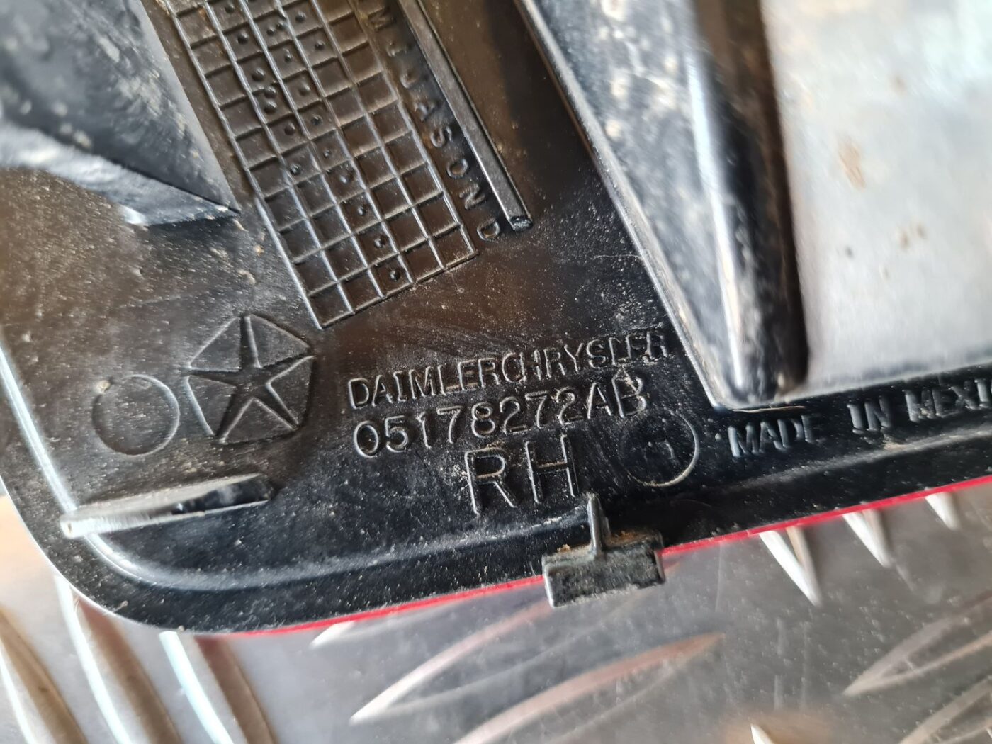 Miglas lukturis aizmugurē labā pusē priekš DODGE JOURNEY 2010