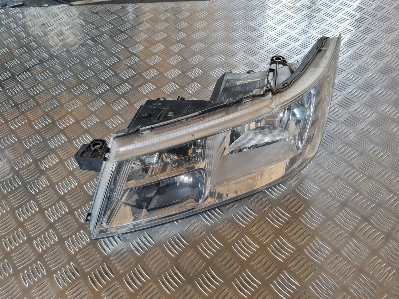 Priekšējais kreisais lukturis priekš DODGE JOURNEY 2010 1 Priekšējais kreisais lukturis priekš DODGE JOURNEY 2010