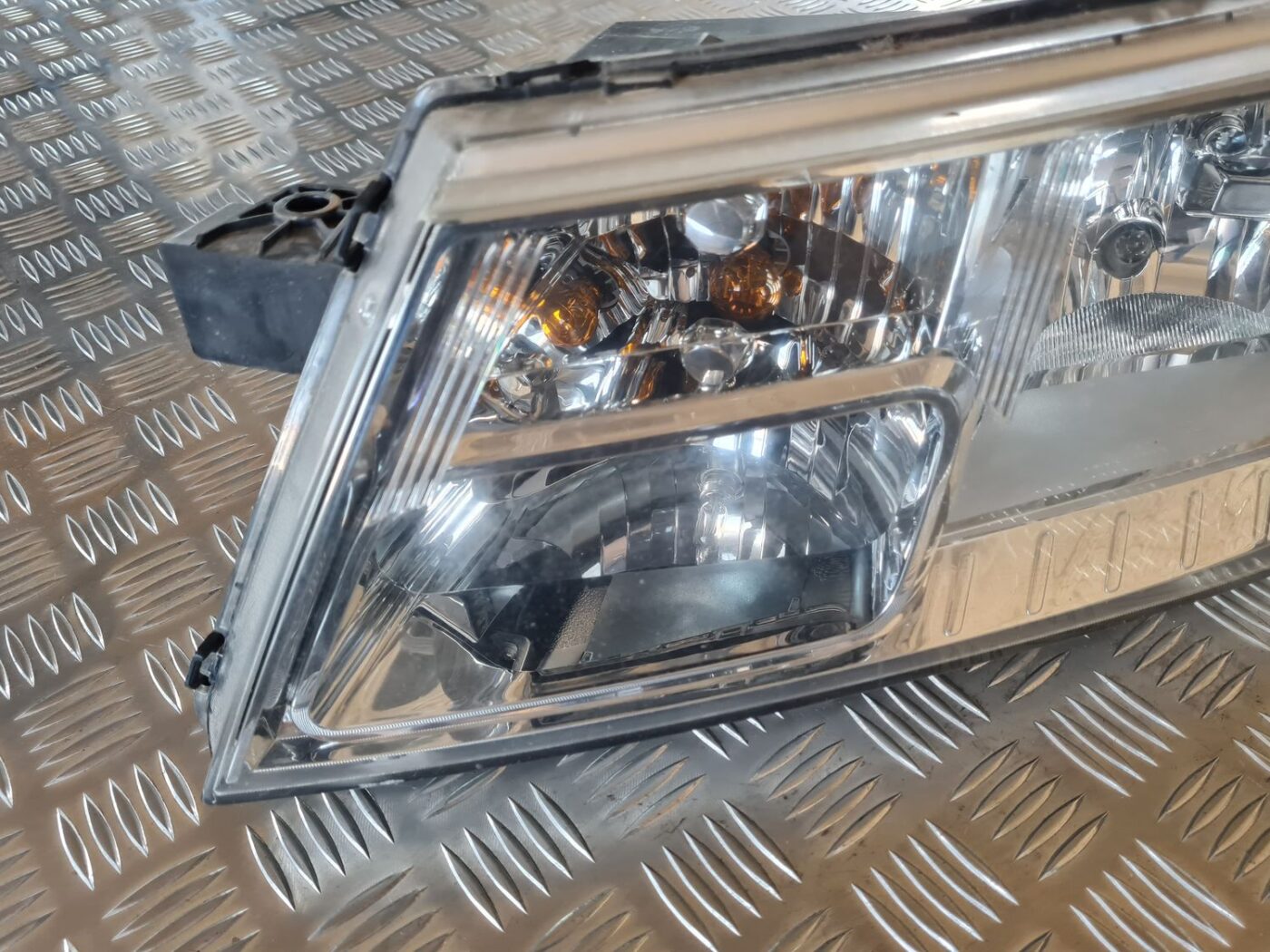 Priekšējais kreisais lukturis priekš DODGE JOURNEY 2010 2 Priekšējais kreisais lukturis priekš DODGE JOURNEY 2010