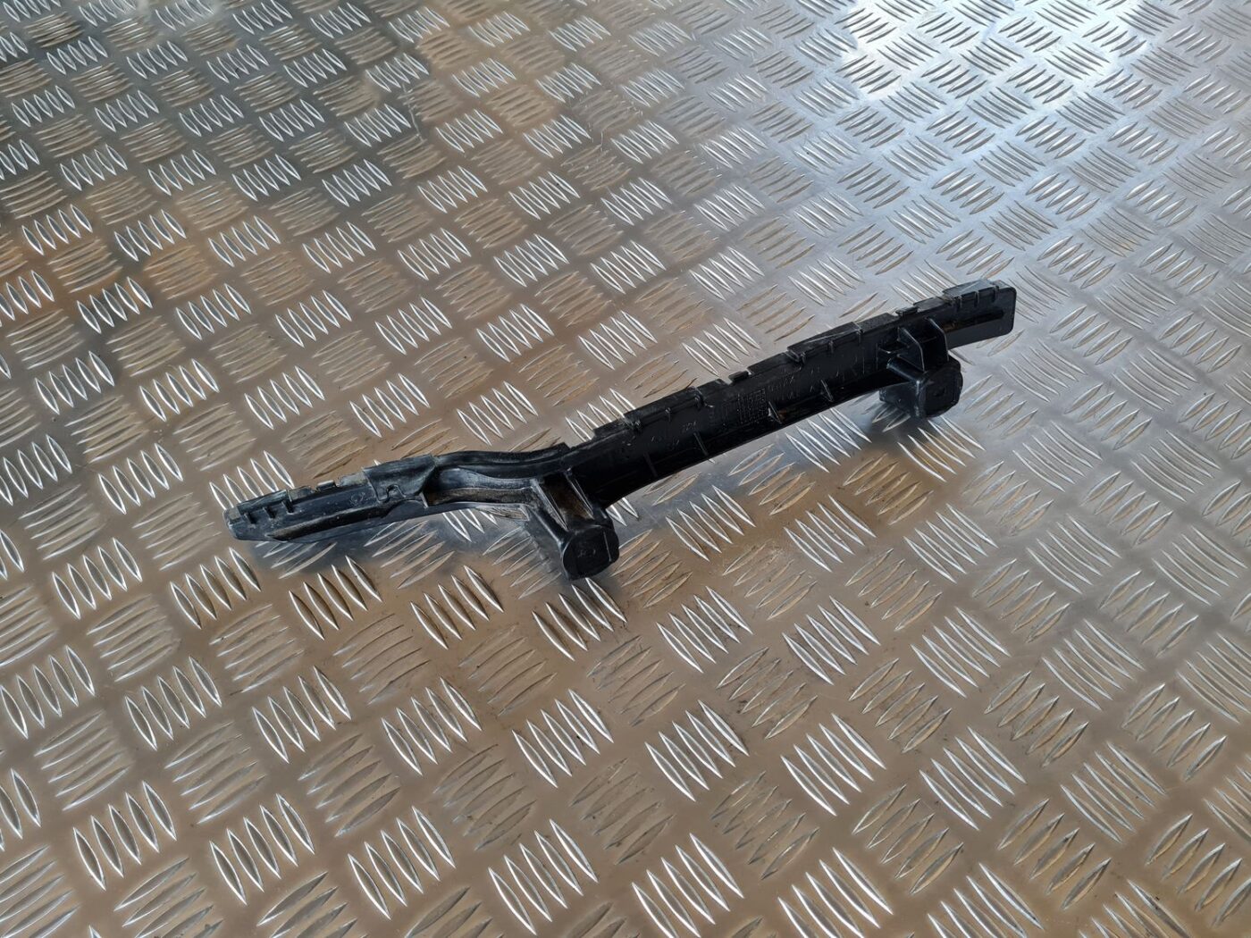 Aizmugurēja bufera kronšteins priekš DODGE JOURNEY 2010