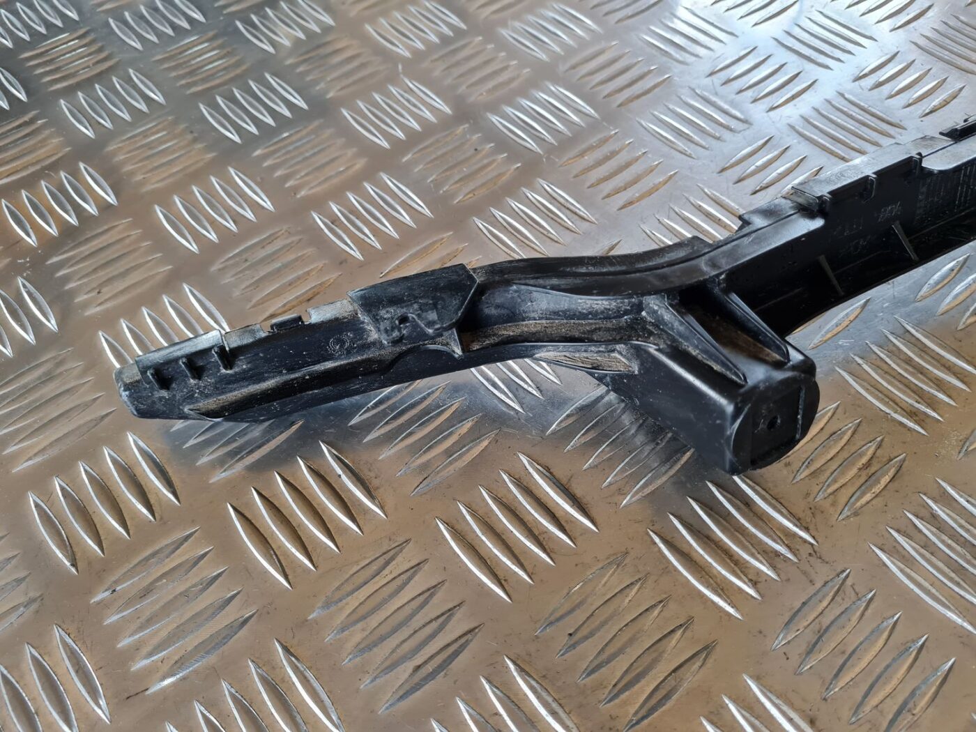 Aizmugurēja bufera kronšteins priekš DODGE JOURNEY 2010