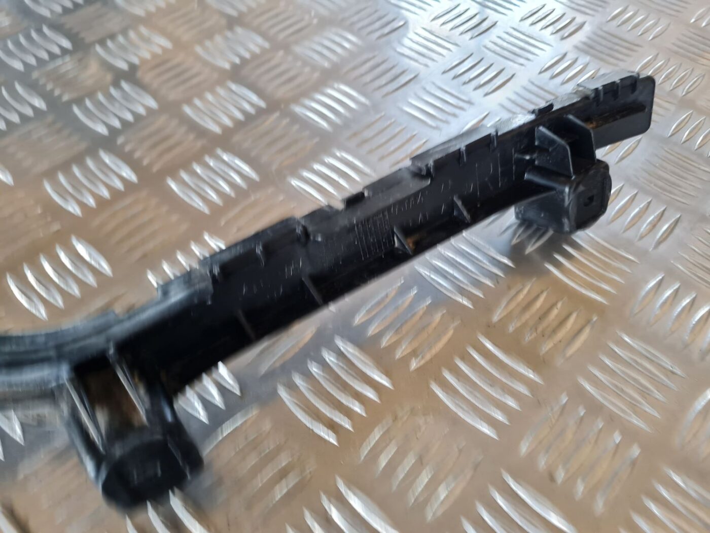 Aizmugurēja bufera kronšteins priekš DODGE JOURNEY 2010