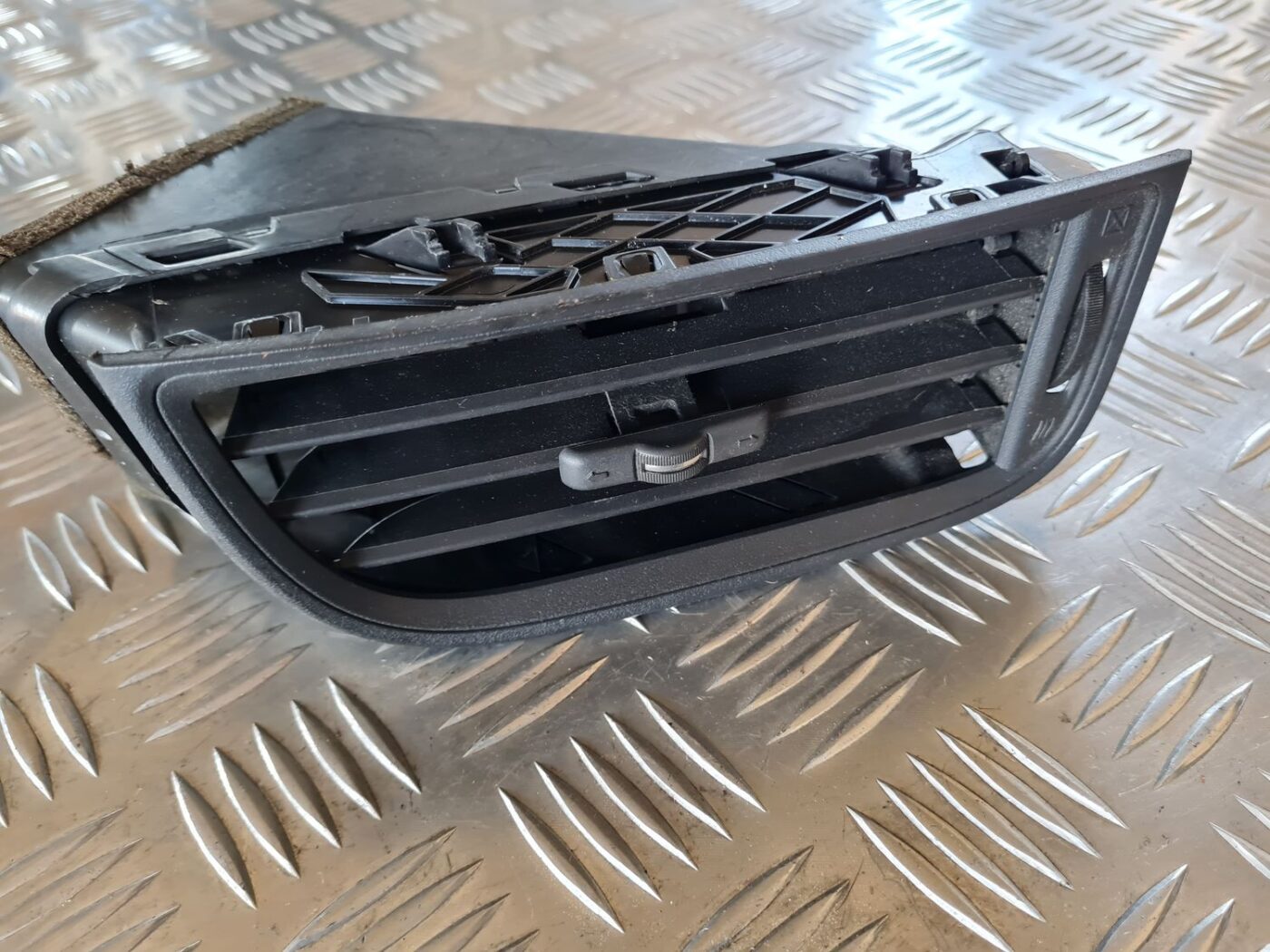 Mērinstrumentu paneļa gaisa vads, pa kreisi priekš DODGE JOURNEY 2010 2 Mērinstrumentu paneļa gaisa vads, pa kreisi priekš DODGE JOURNEY 2010