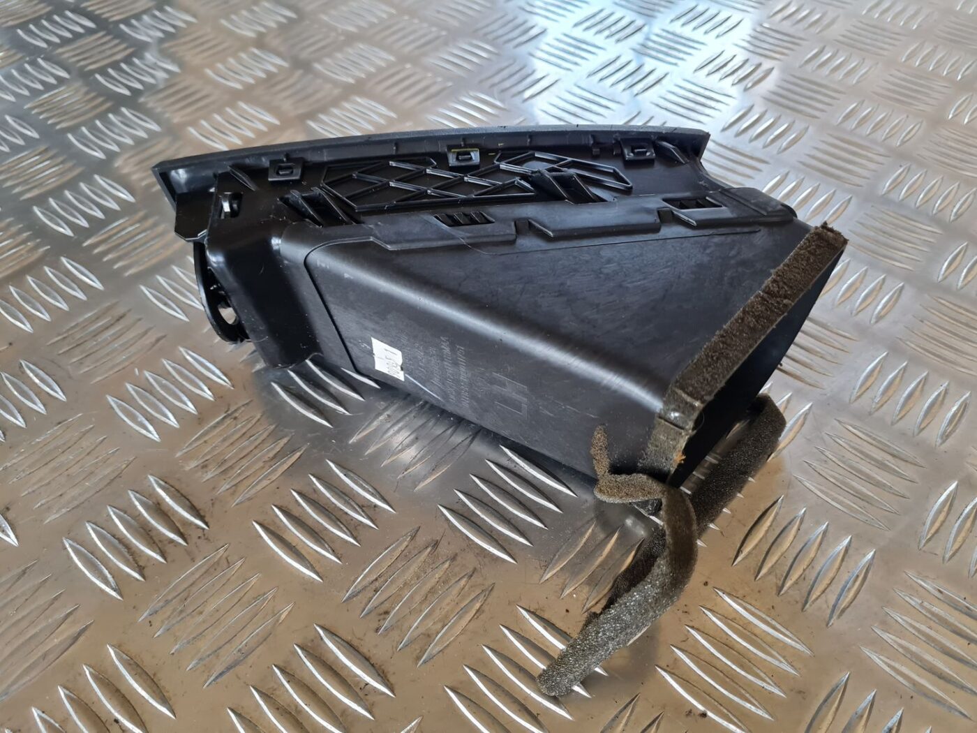 Mērinstrumentu paneļa gaisa vads, pa kreisi priekš DODGE JOURNEY 2010 4 Mērinstrumentu paneļa gaisa vads, pa kreisi priekš DODGE JOURNEY 2010