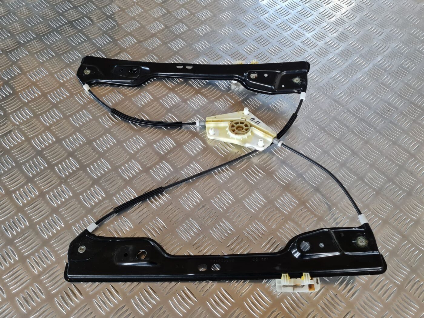 Stikla pacelšanas mehānisms priekšējais labais priekš DODGE JOURNEY 2010 1 Stikla pacelšanas mehānisms priekšējais labais priekš DODGE JOURNEY 2010