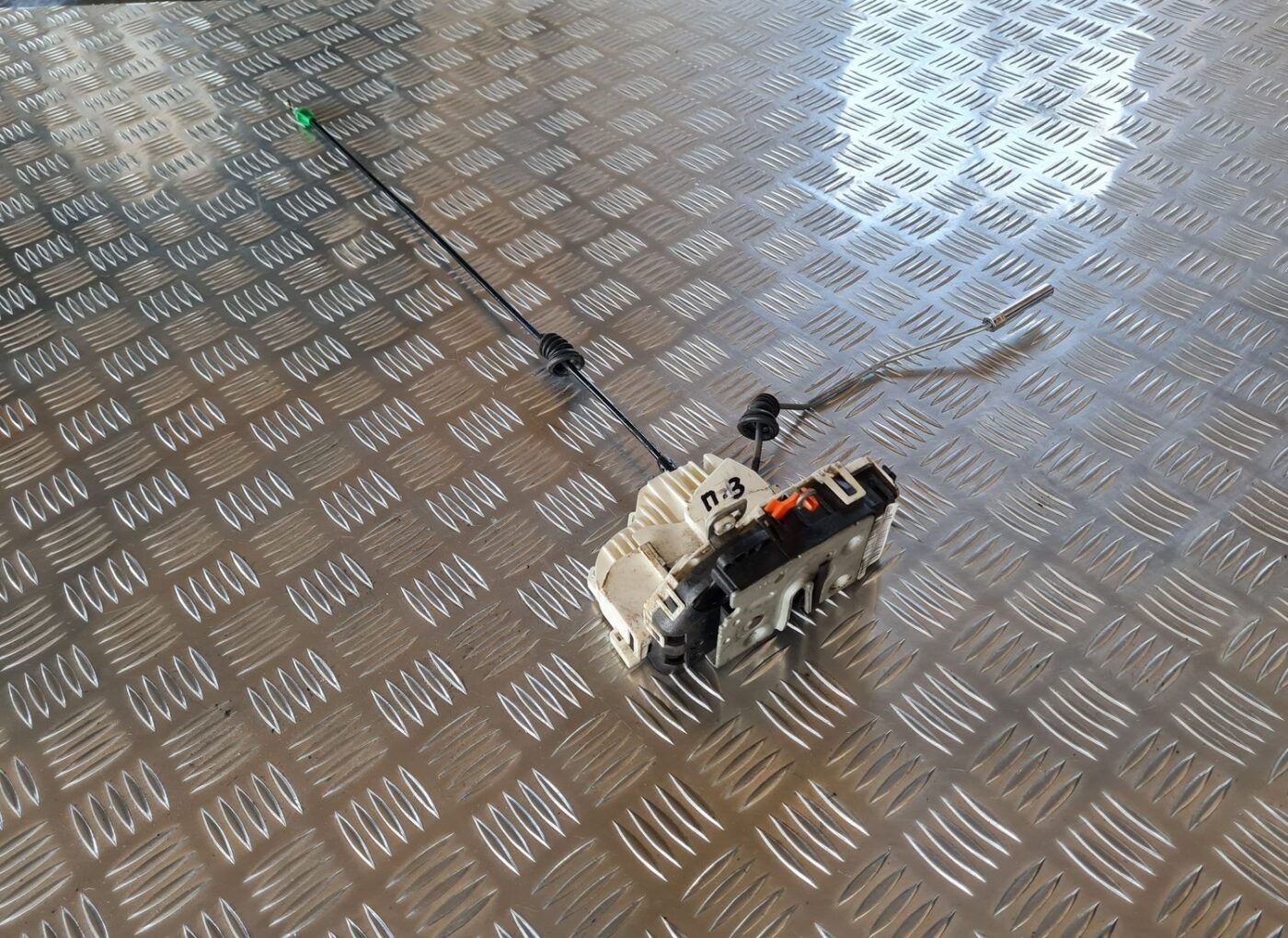 Priekšējo kreiso durvju slēdzene priekš DODGE JOURNEY 2010 1 Priekšējo kreiso durvju slēdzene priekš DODGE JOURNEY 2010