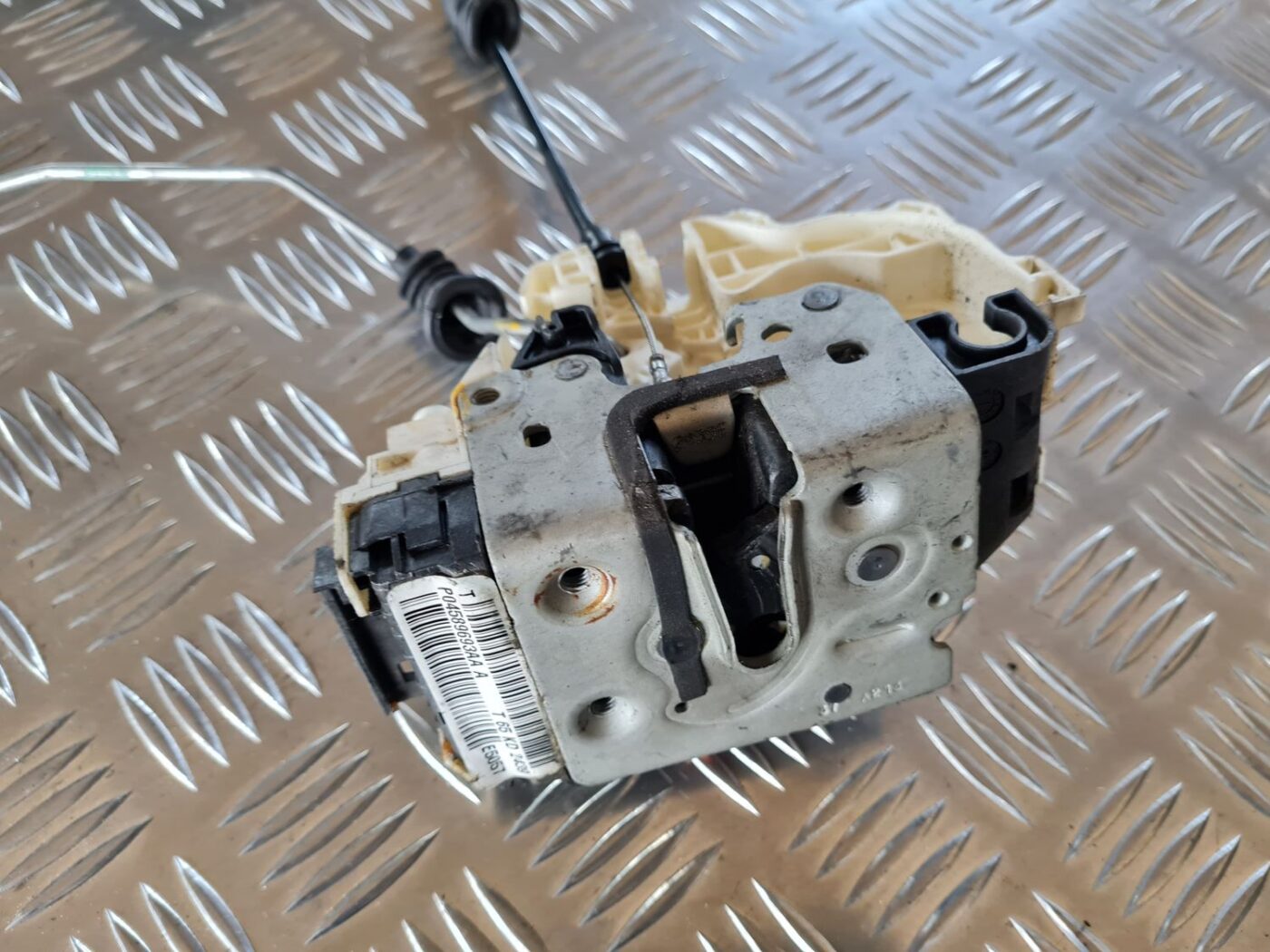 Priekšējo kreiso durvju slēdzene priekš DODGE JOURNEY 2010 2 Priekšējo kreiso durvju slēdzene priekš DODGE JOURNEY 2010