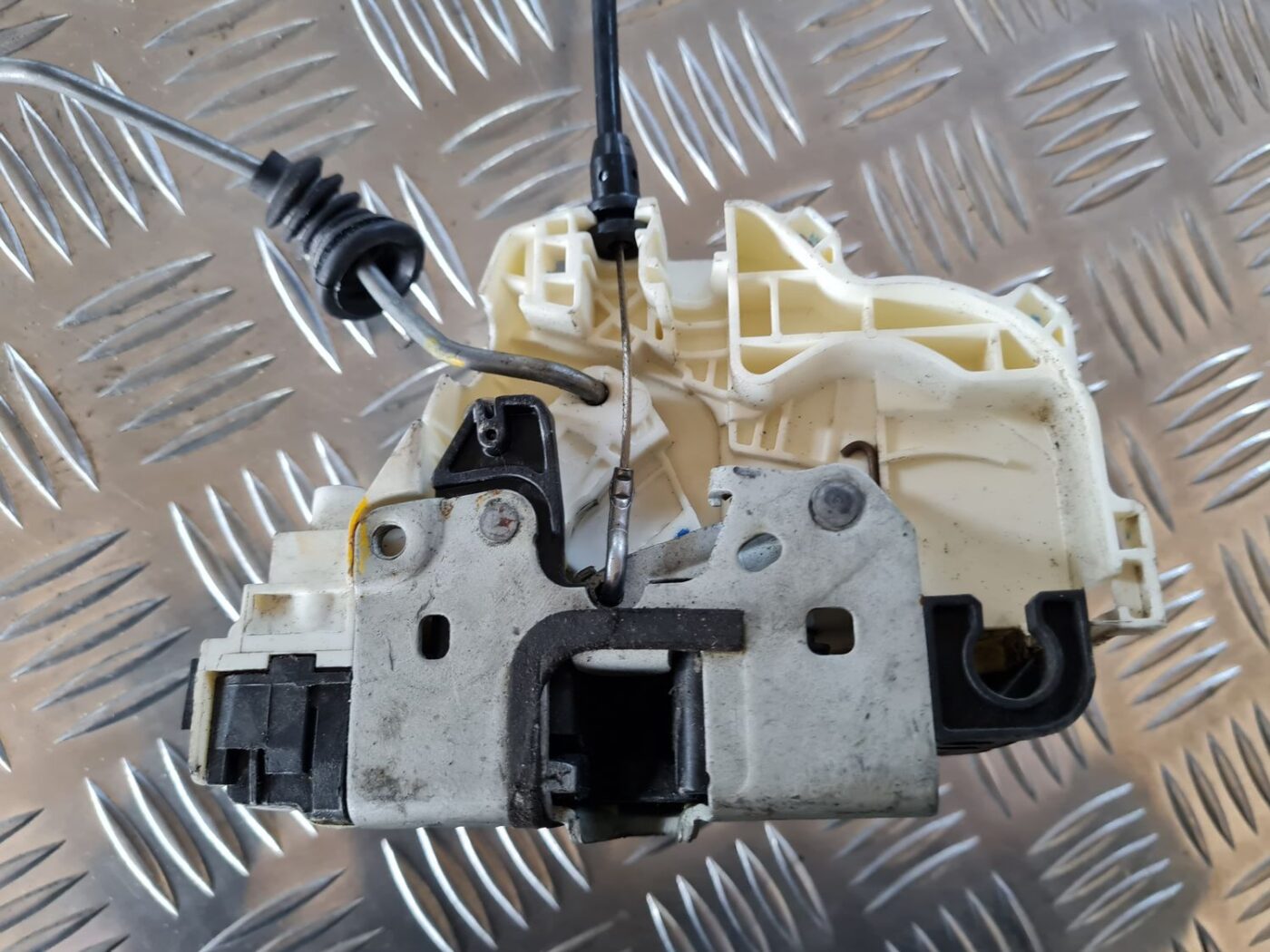 Priekšējo kreiso durvju slēdzene priekš DODGE JOURNEY 2010 4 Priekšējo kreiso durvju slēdzene priekš DODGE JOURNEY 2010