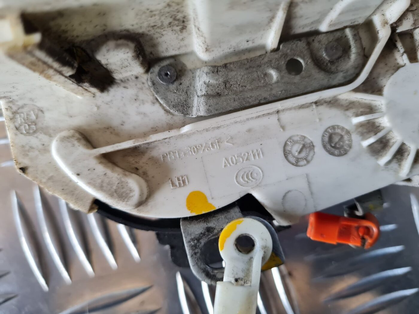 Priekšējo kreiso durvju slēdzene priekš DODGE JOURNEY 2010 3 Priekšējo kreiso durvju slēdzene priekš DODGE JOURNEY 2010