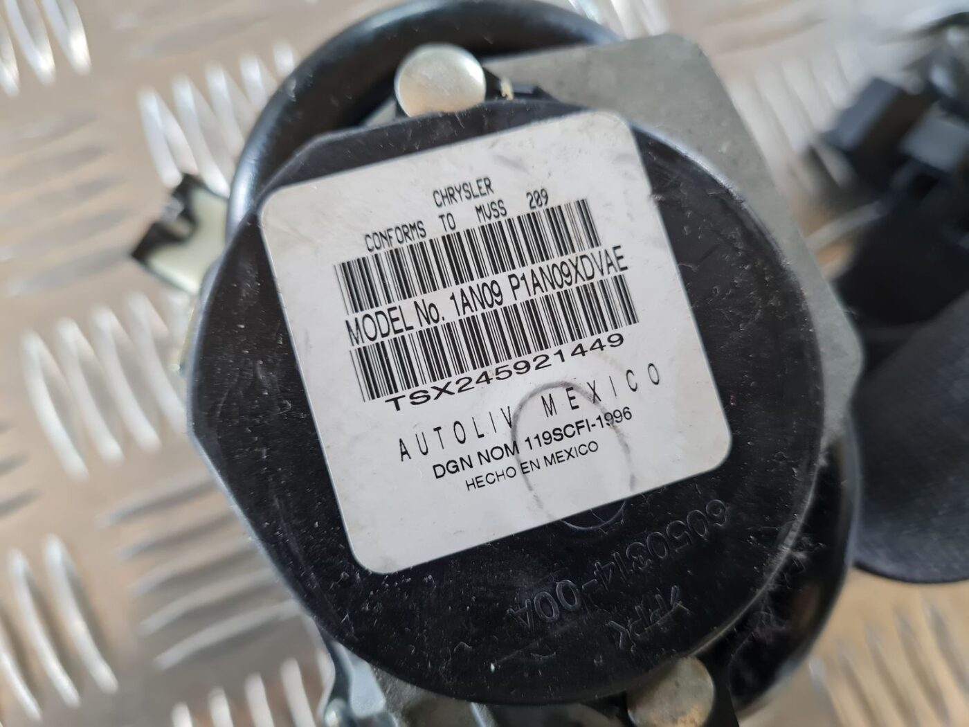 Priekšējā kreisā drošības josta priekš DODGE JOURNEY 2010 4 Priekšējā kreisā drošības josta priekš DODGE JOURNEY 2010