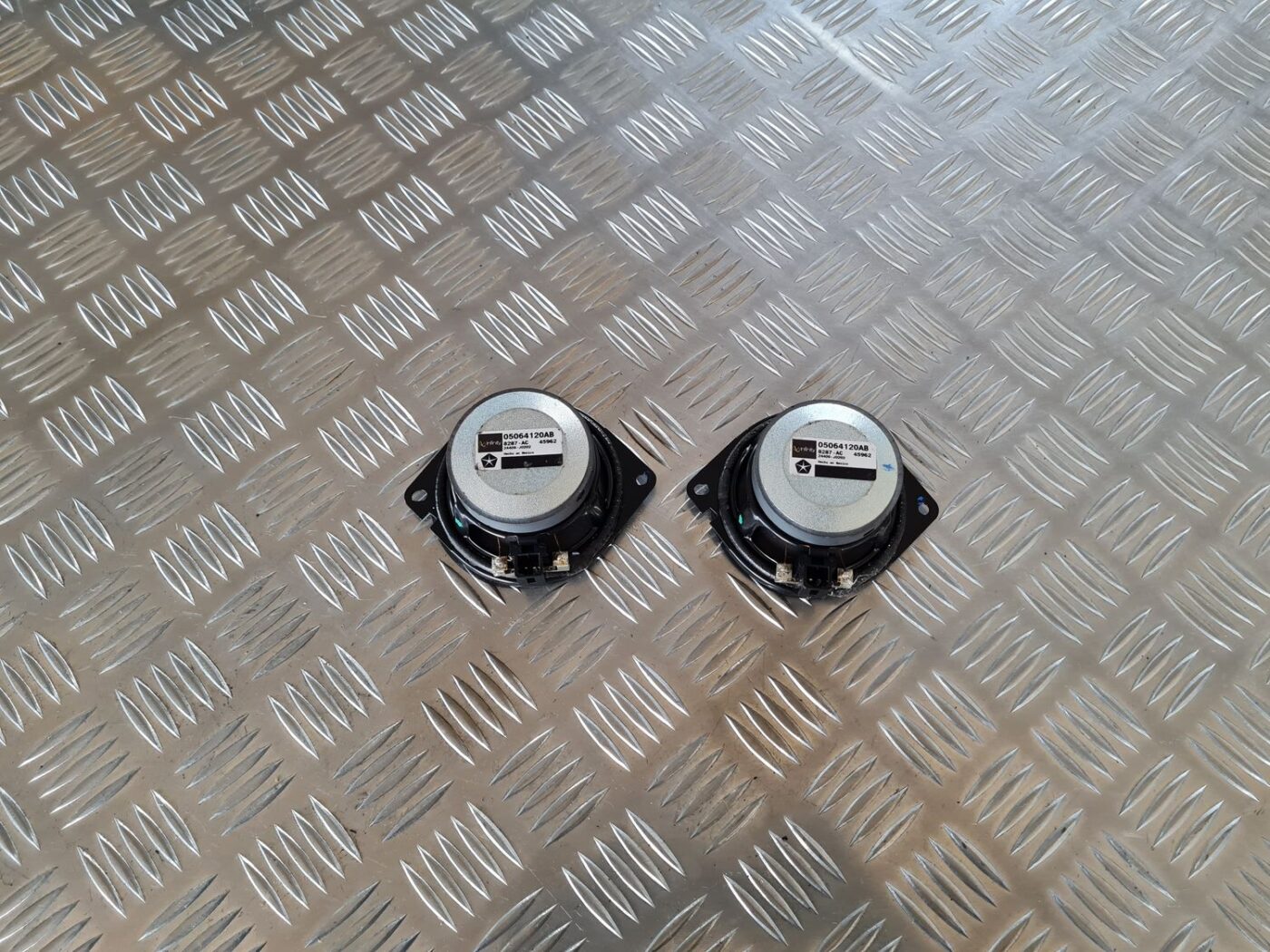 Mērinstrumentu paneļa skaļrunis priekš DODGE JOURNEY 2010 1 Mērinstrumentu paneļa skaļrunis priekš DODGE JOURNEY 2010