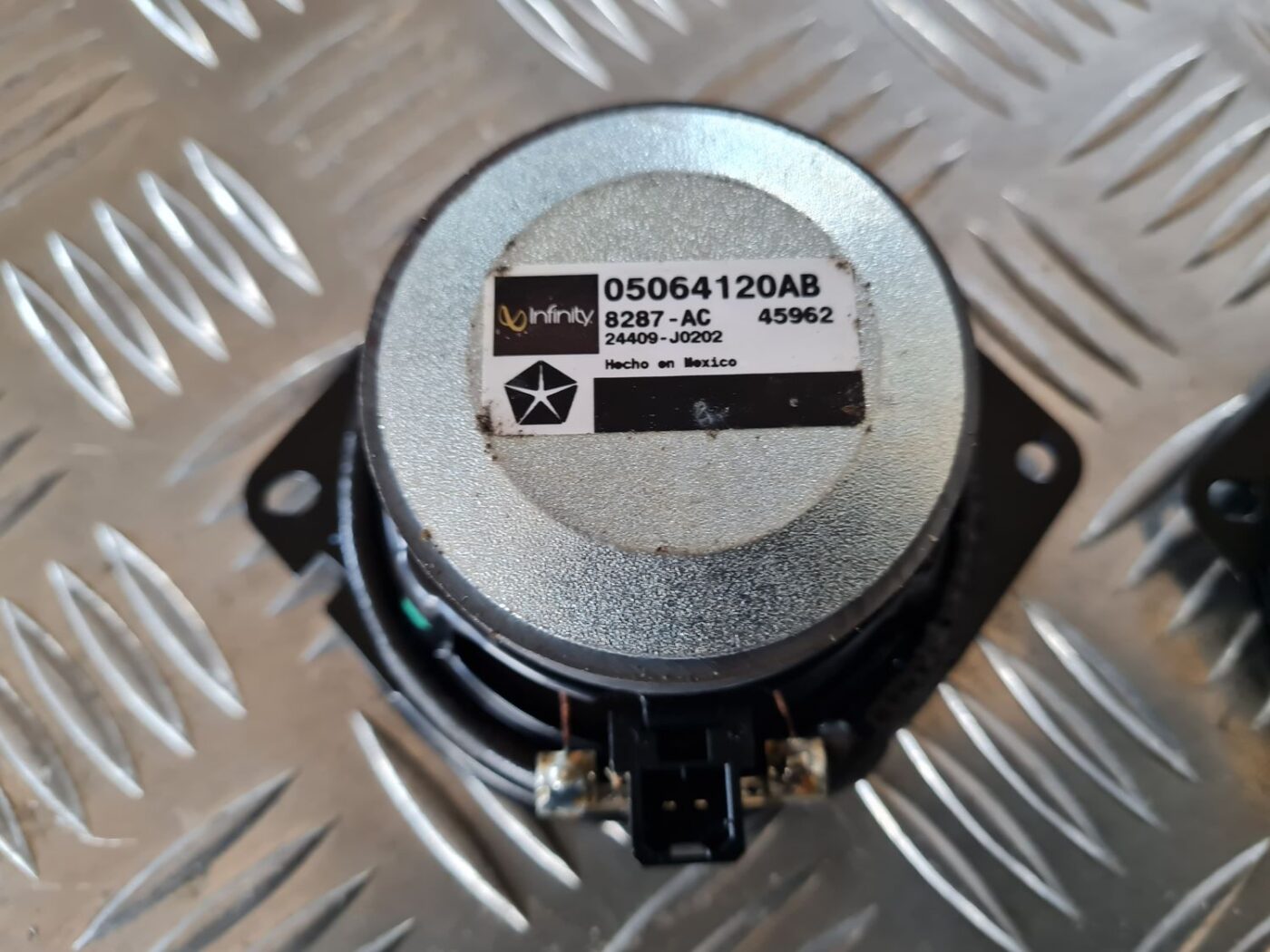 Mērinstrumentu paneļa skaļrunis priekš DODGE JOURNEY 2010 2 Mērinstrumentu paneļa skaļrunis priekš DODGE JOURNEY 2010