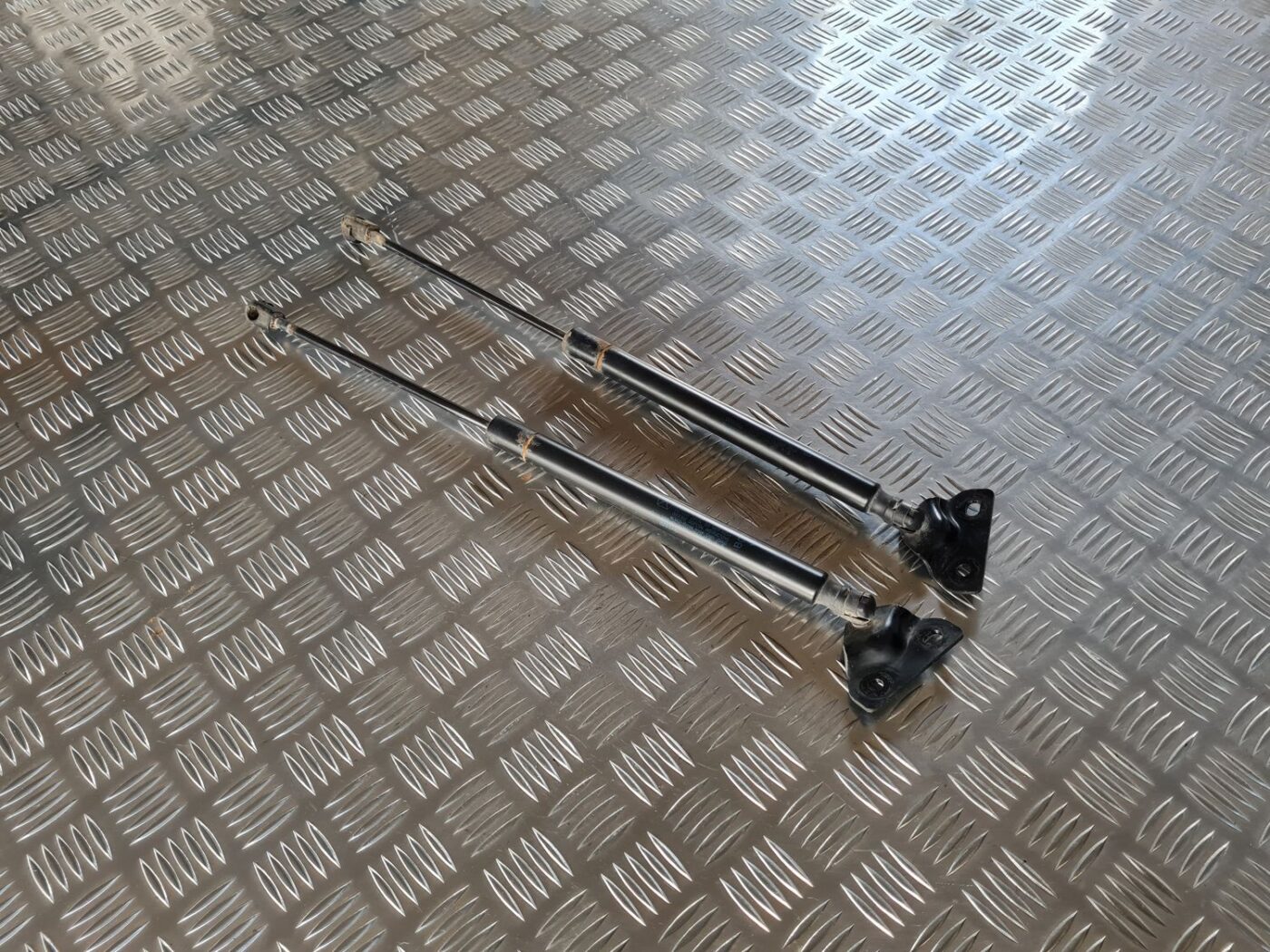 Bagažnieka vāka amortizators priekš DODGE JOURNEY 2010