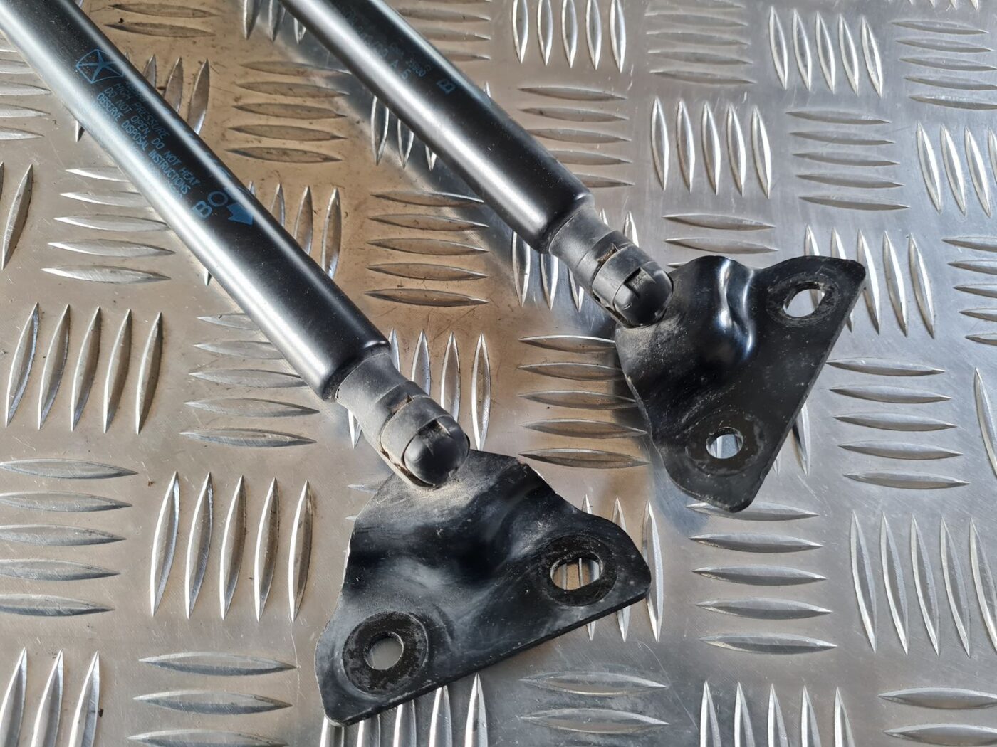 Bagažnieka vāka amortizators priekš DODGE JOURNEY 2010