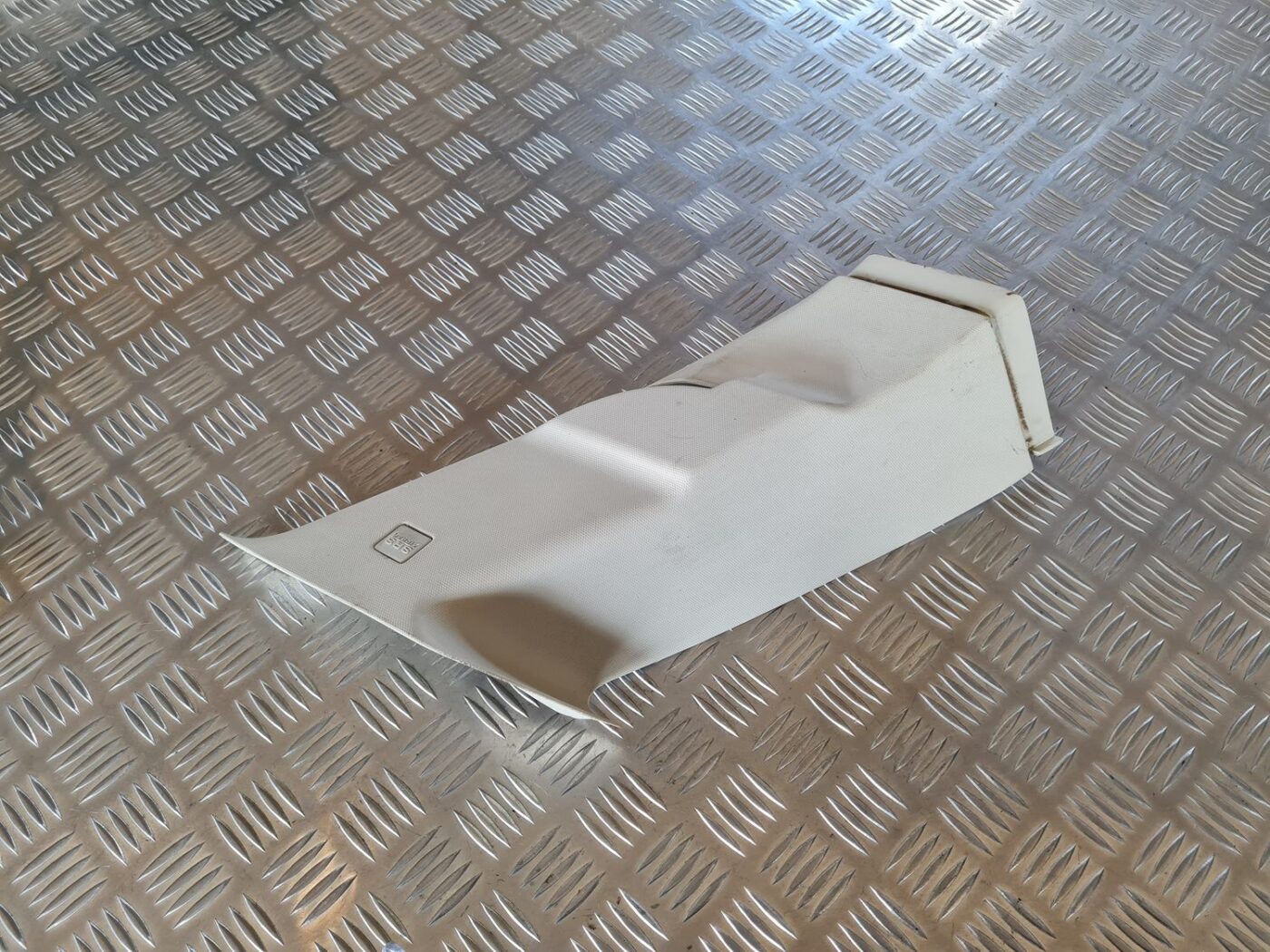 Aizmugurējas salona statnes apdare priekš DODGE JOURNEY 2010