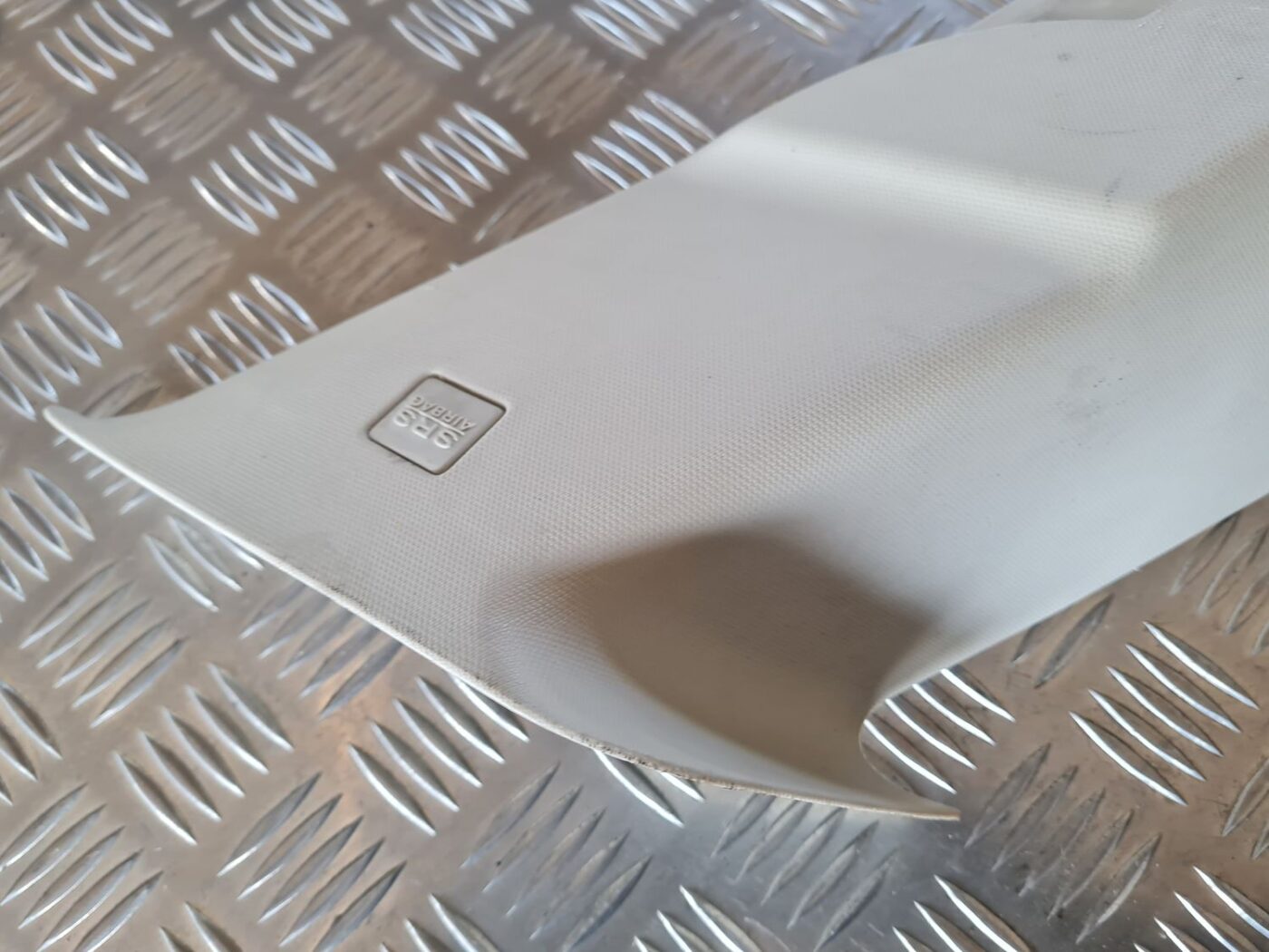 Aizmugurējas salona statnes apdare priekš DODGE JOURNEY 2010