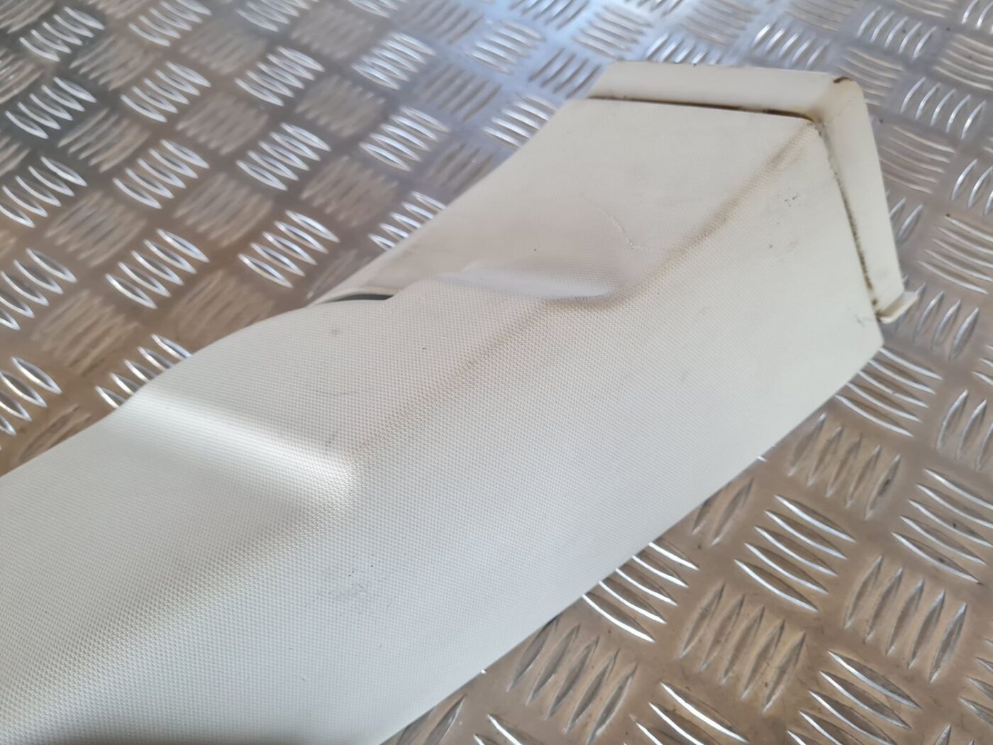 Aizmugurējas salona statnes apdare priekš DODGE JOURNEY 2010