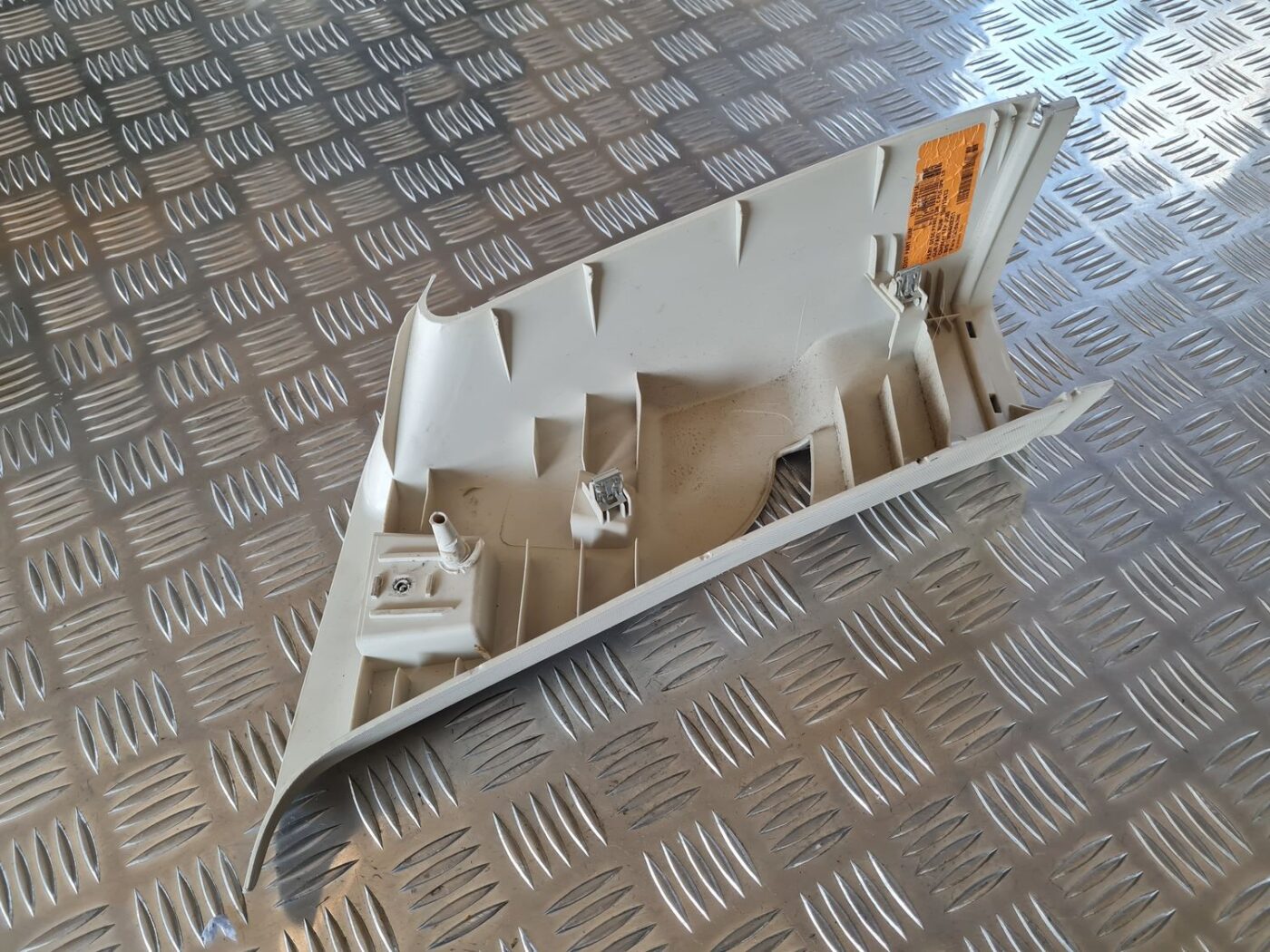 Aizmugurējas salona statnes apdare priekš DODGE JOURNEY 2010