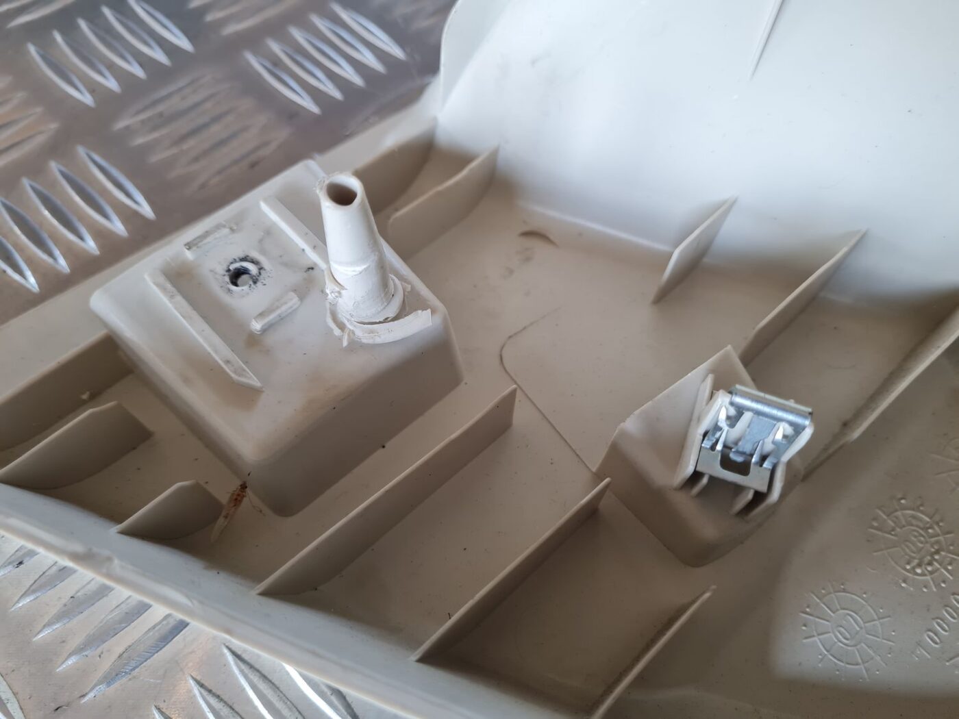 Aizmugurējas salona statnes apdare priekš DODGE JOURNEY 2010