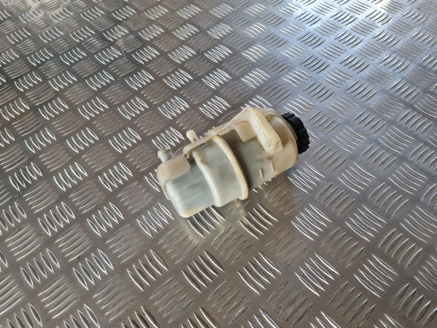 Stūres pastiprinātāja tvertne priekš DODGE JOURNEY 2010 1 Stūres pastiprinātāja tvertne priekš DODGE JOURNEY 2010