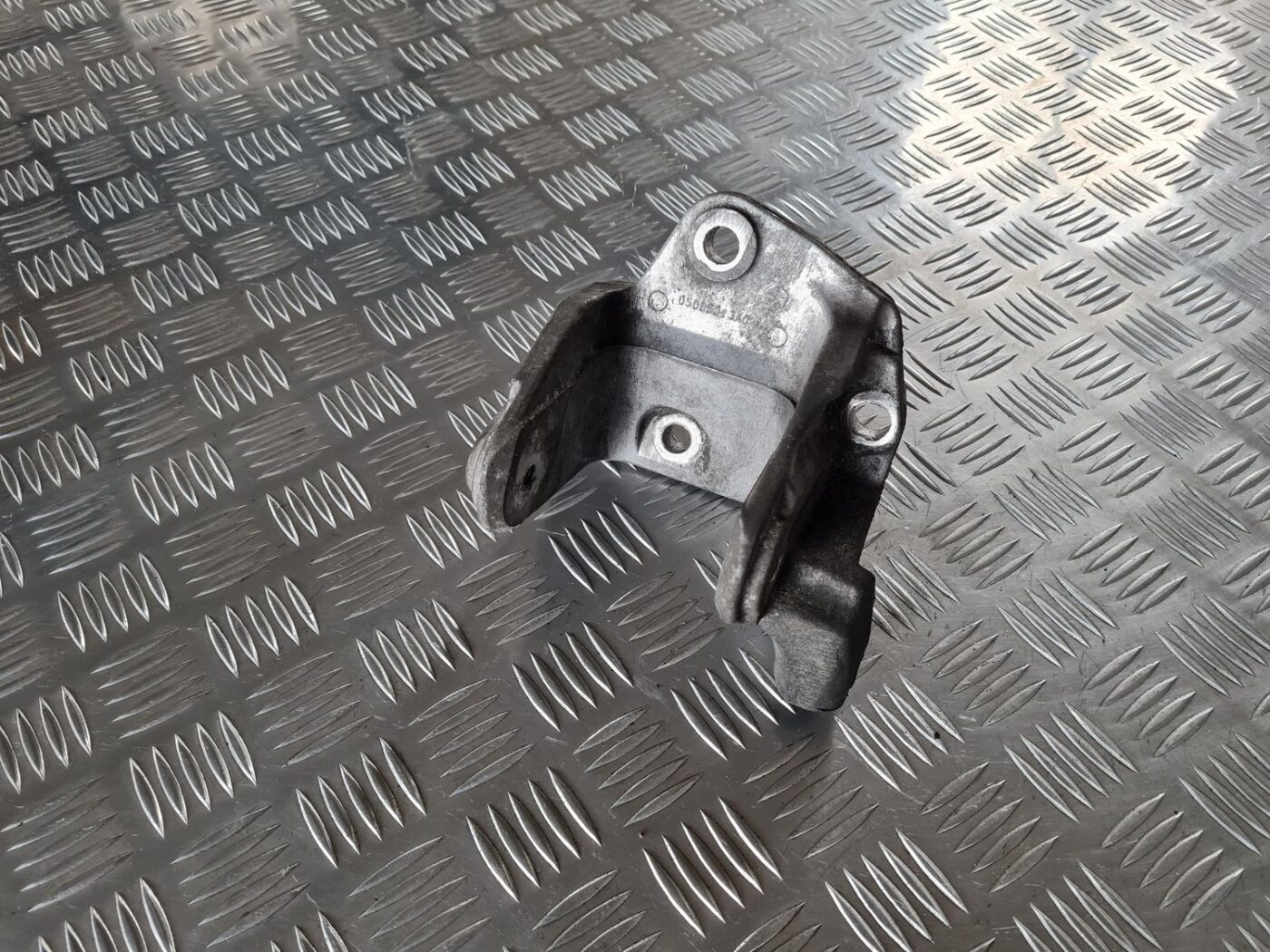 Dzinēja kronšteins priekš DODGE JOURNEY 2010 1 Dzinēja kronšteins priekš DODGE JOURNEY 2010