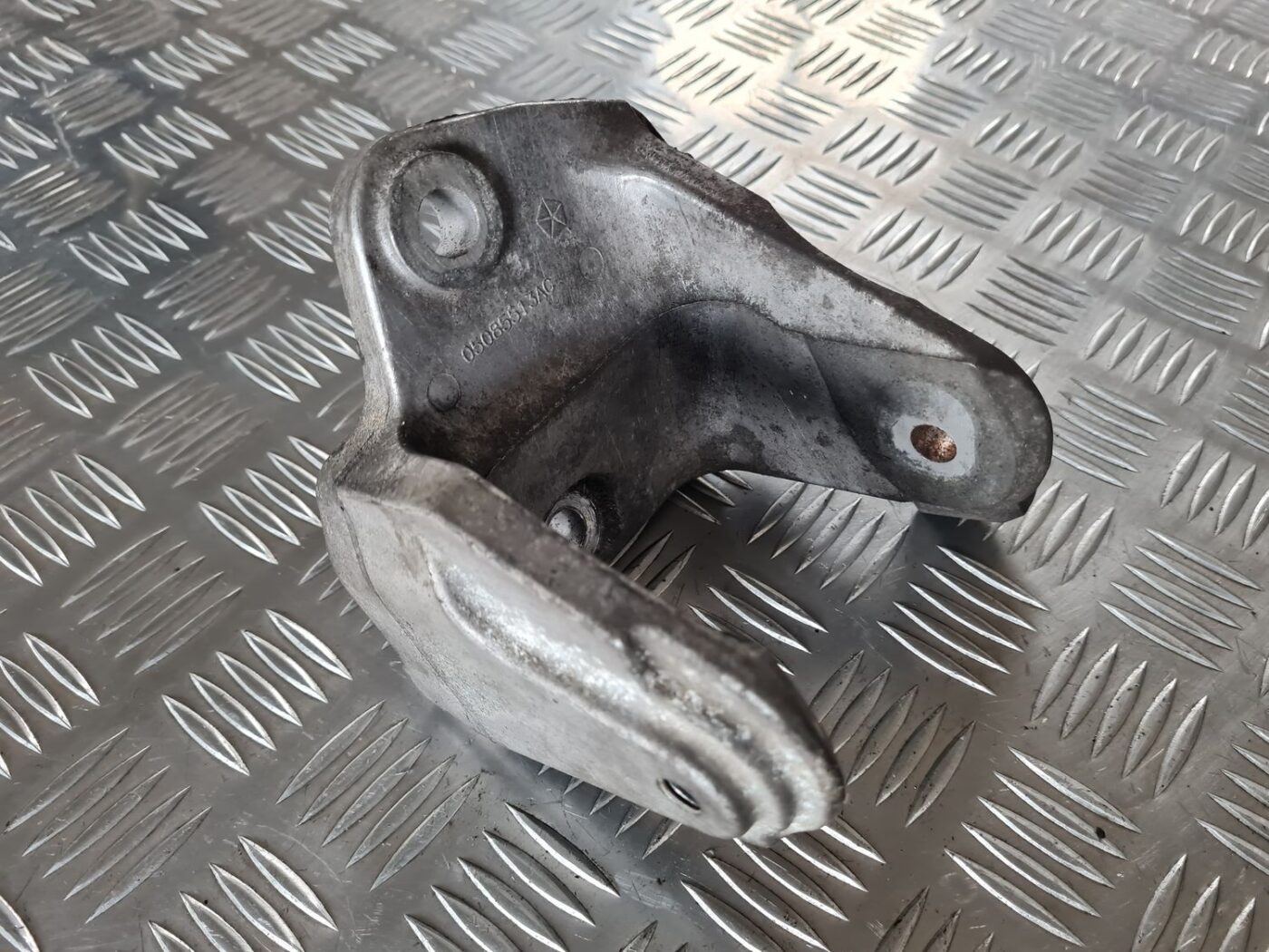 Dzinēja kronšteins priekš DODGE JOURNEY 2010 4 Dzinēja kronšteins priekš DODGE JOURNEY 2010