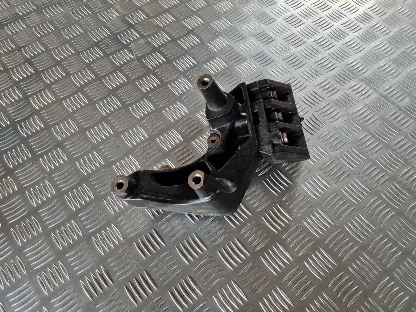 Dzinēja kronšteins priekš DODGE JOURNEY 2010 1 Dzinēja kronšteins priekš DODGE JOURNEY 2010