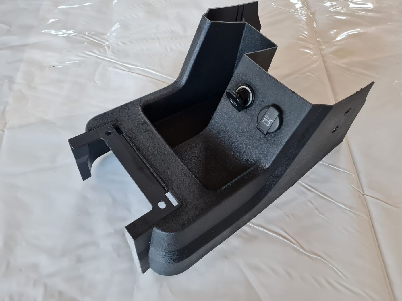 Centrālās konsoles nodalījums priekš DODGE JOURNEY 2010 2 Centrālās konsoles nodalījums priekš DODGE JOURNEY 2010