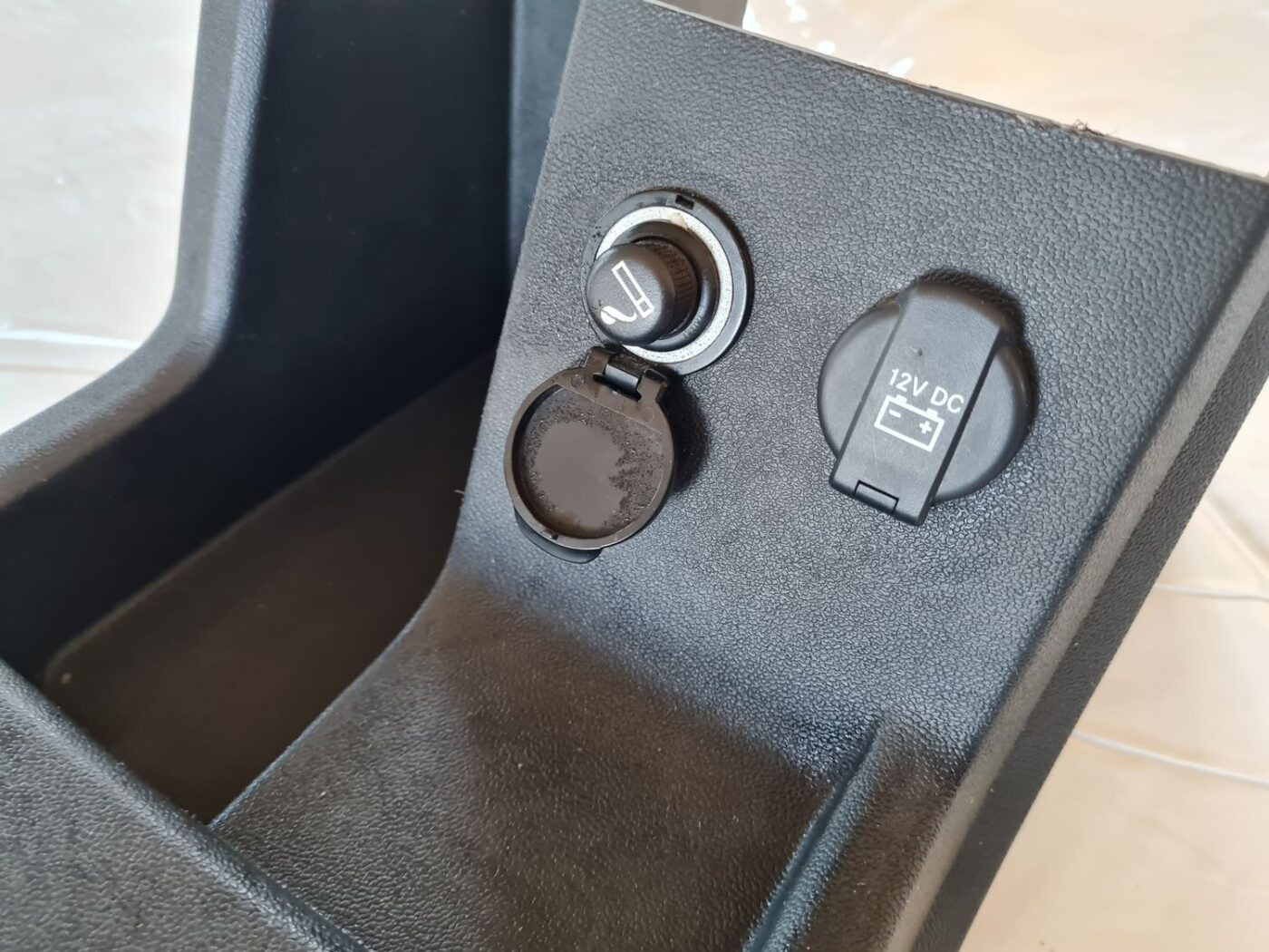 Centrālās konsoles nodalījums priekš DODGE JOURNEY 2010 9 Centrālās konsoles nodalījums priekš DODGE JOURNEY 2010