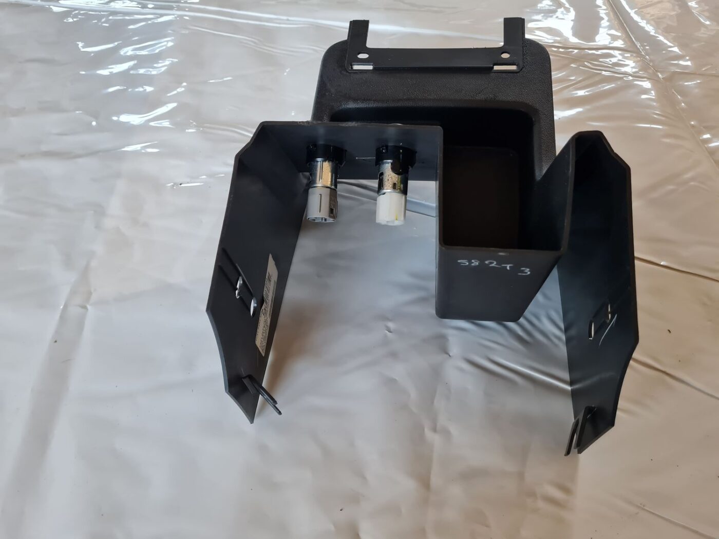 Centrālās konsoles nodalījums priekš DODGE JOURNEY 2010 7 Centrālās konsoles nodalījums priekš DODGE JOURNEY 2010