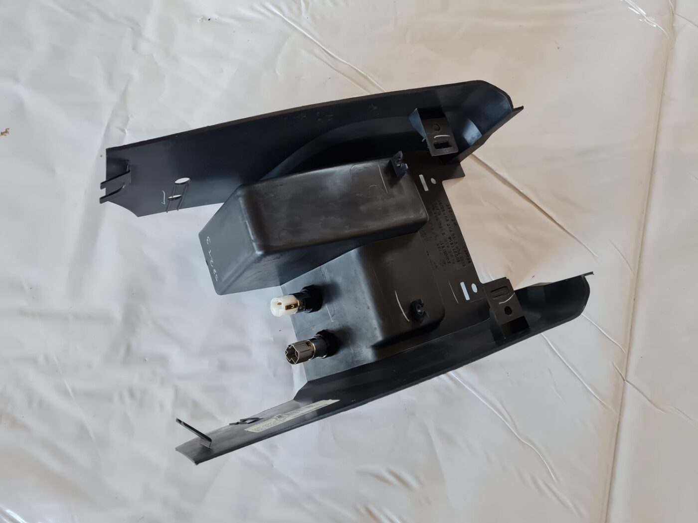 Centrālās konsoles nodalījums priekš DODGE JOURNEY 2010 6 Centrālās konsoles nodalījums priekš DODGE JOURNEY 2010