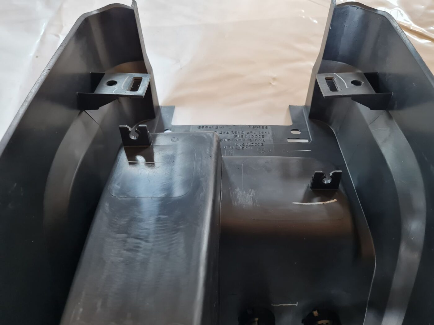 Centrālās konsoles nodalījums priekš DODGE JOURNEY 2010 5 Centrālās konsoles nodalījums priekš DODGE JOURNEY 2010