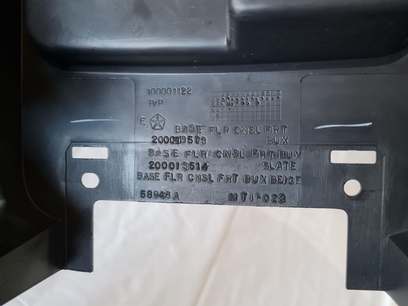 Centrālās konsoles nodalījums priekš DODGE JOURNEY 2010 3 Centrālās konsoles nodalījums priekš DODGE JOURNEY 2010