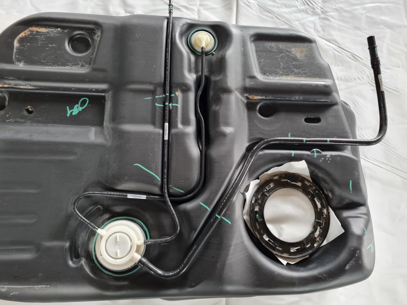 Degvielas tvertne priekš DODGE JOURNEY 2010 2 Degvielas tvertne priekš DODGE JOURNEY 2010