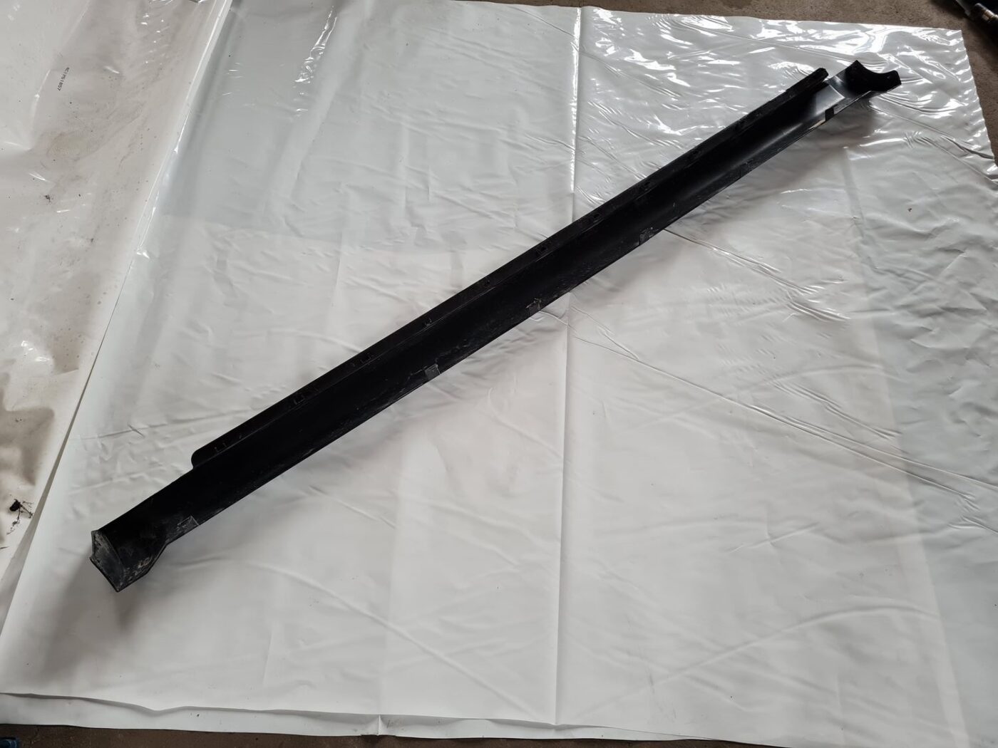 Ārēja sliekšņa kreisa uzlika priekš DODGE JOURNEY 2010 11 Ārēja sliekšņa kreisa uzlika priekš DODGE JOURNEY 2010